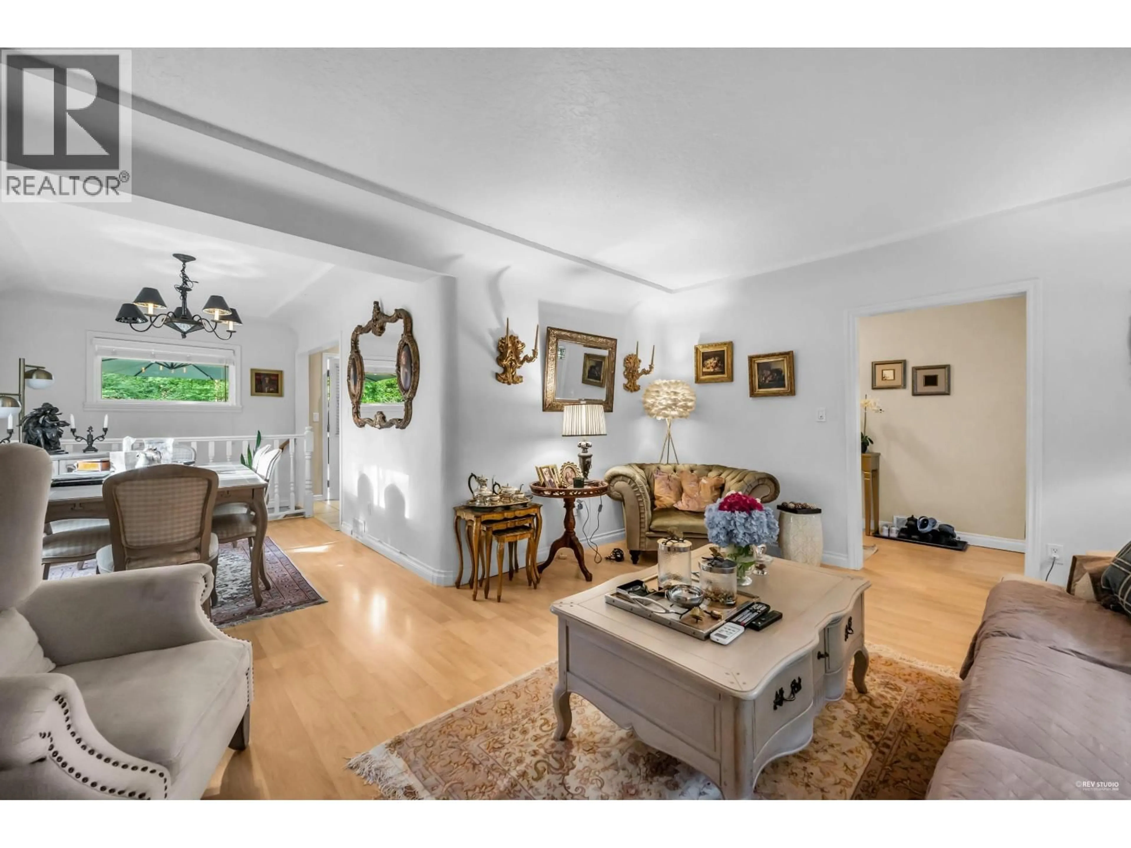 Living room with furniture, wood/laminate floor for 1052 MONTROYAL BOULEVARD, North Vancouver British Columbia V7R2H4