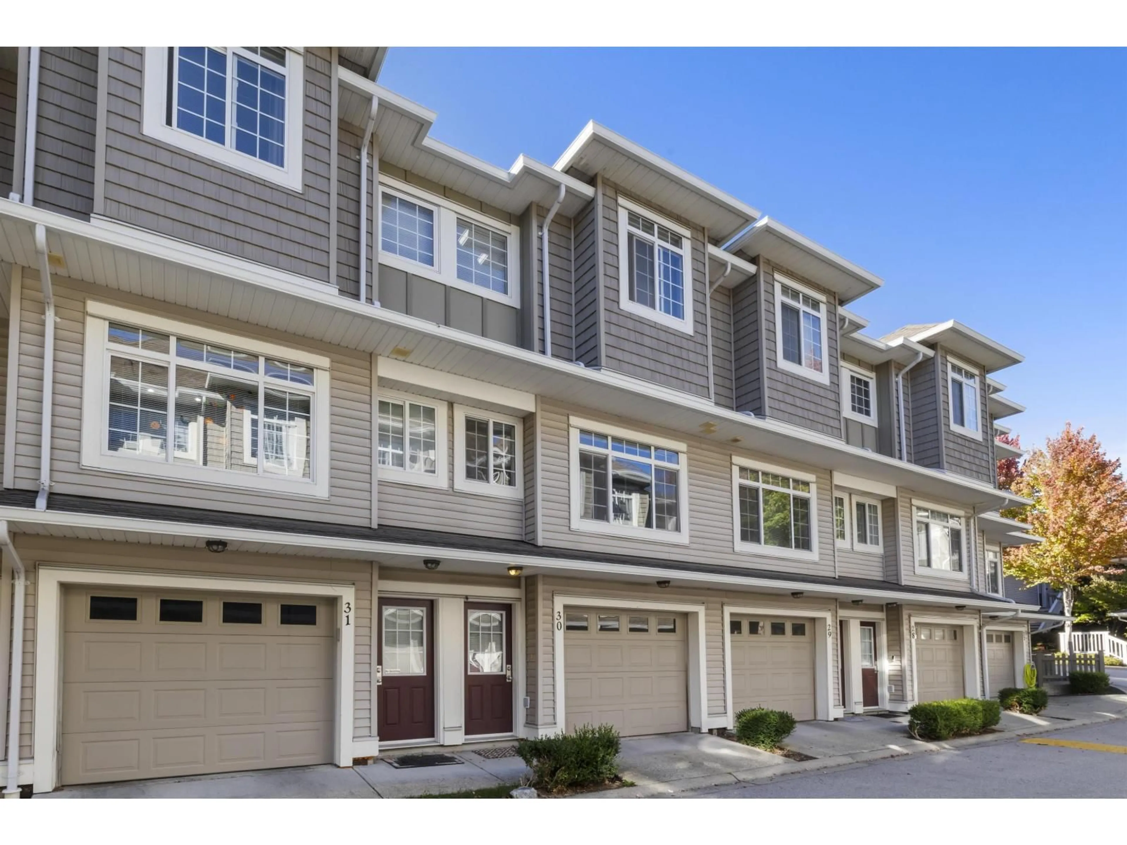 Home with vinyl exterior material, street for 30 - 6852 193, Surrey British Columbia V4N0C8