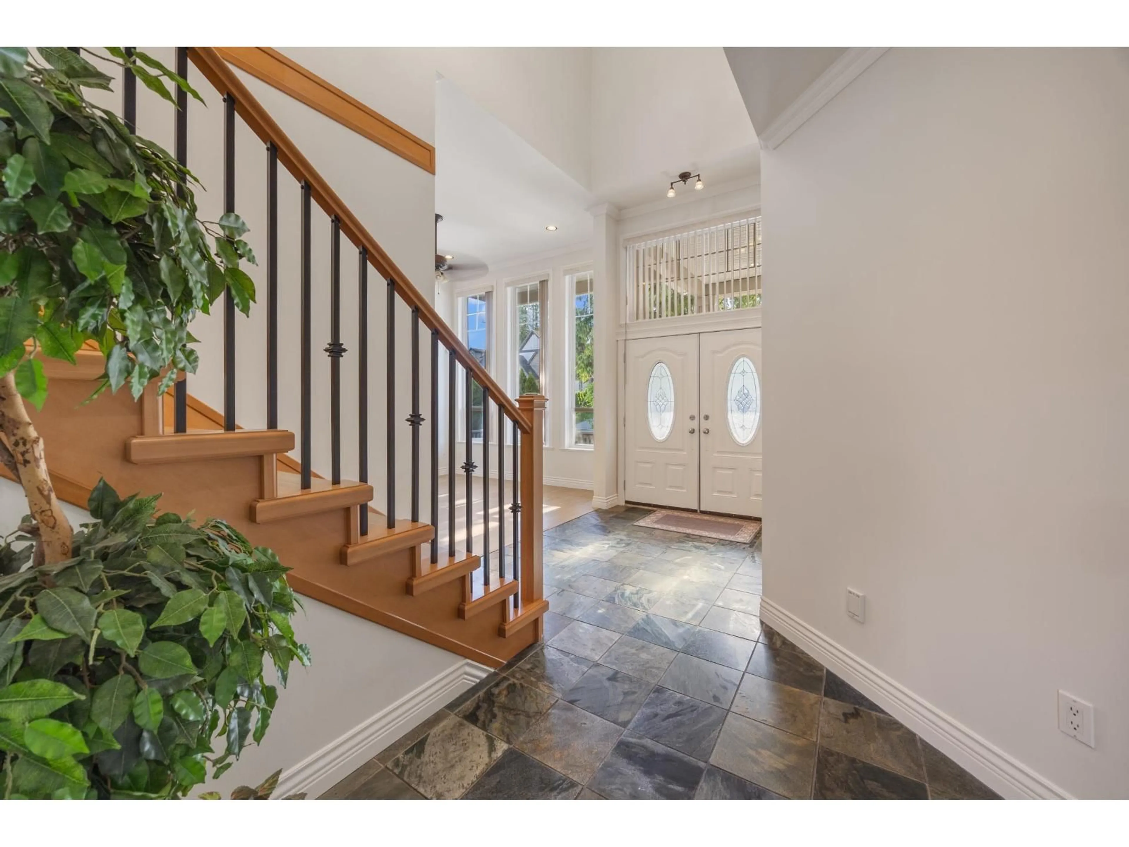 Indoor entryway for 7376 148, Surrey British Columbia V3S3E6