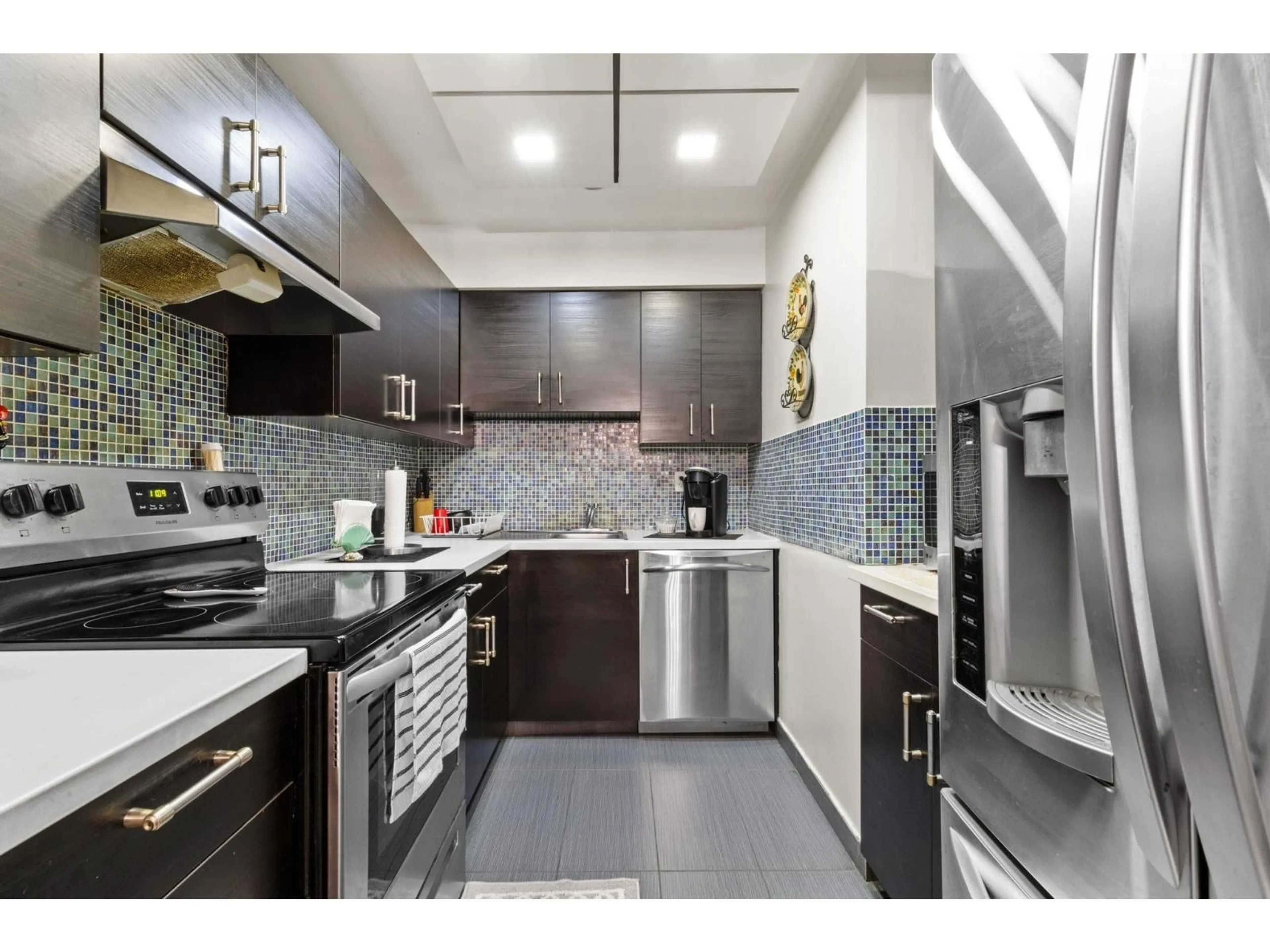 Contemporary kitchen, ceramic/tile floor for 110 - 10662 151A STREET, Surrey British Columbia V3R8T3