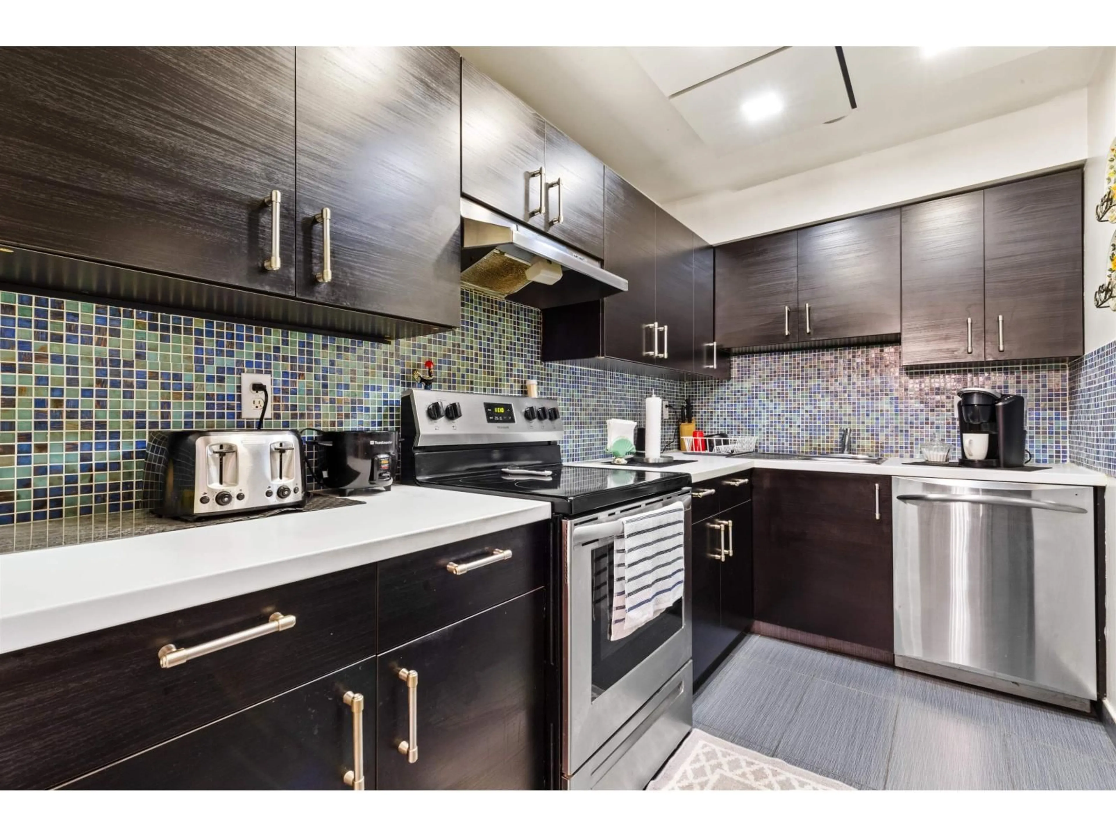 Contemporary kitchen, ceramic/tile floor for 110 - 10662 151A STREET, Surrey British Columbia V3R8T3