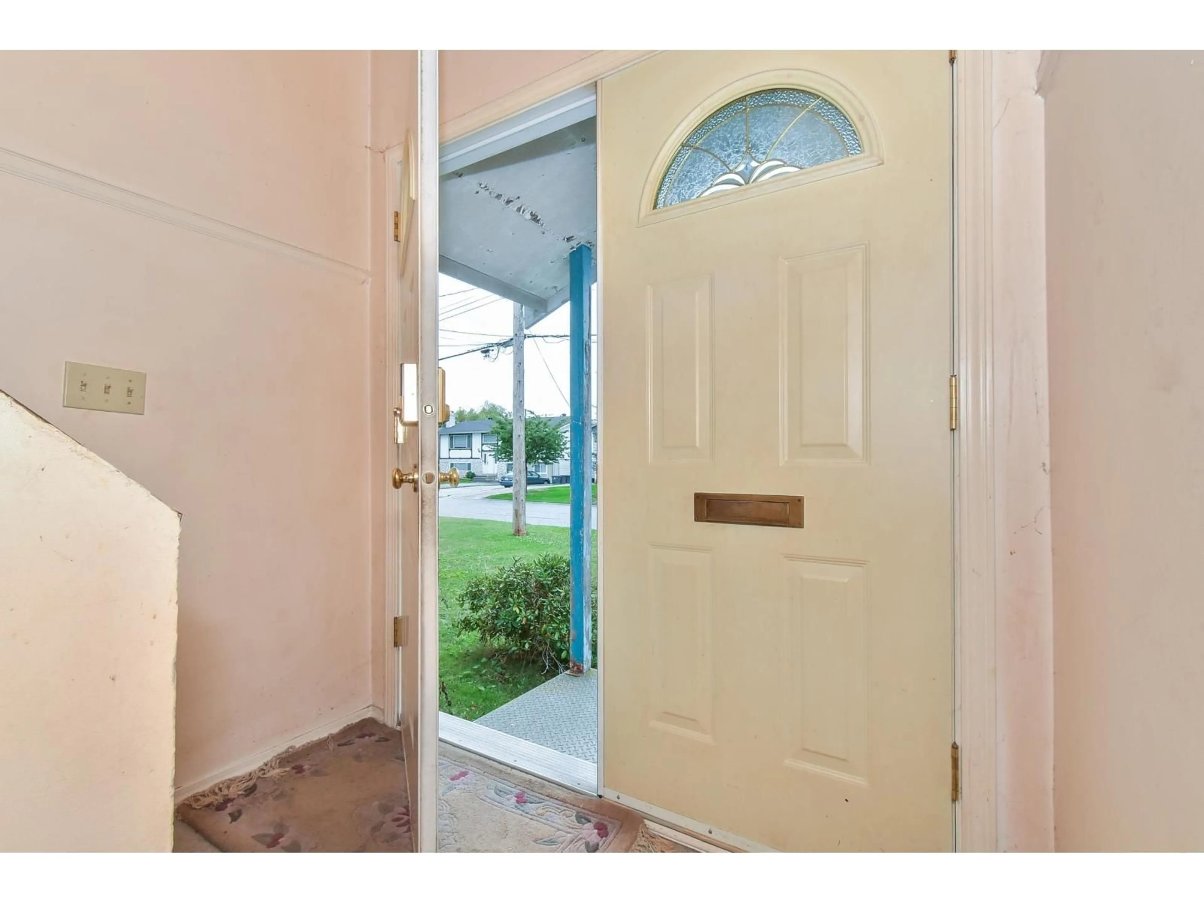 Indoor entryway for 17841 57A, Surrey British Columbia V3S1J3
