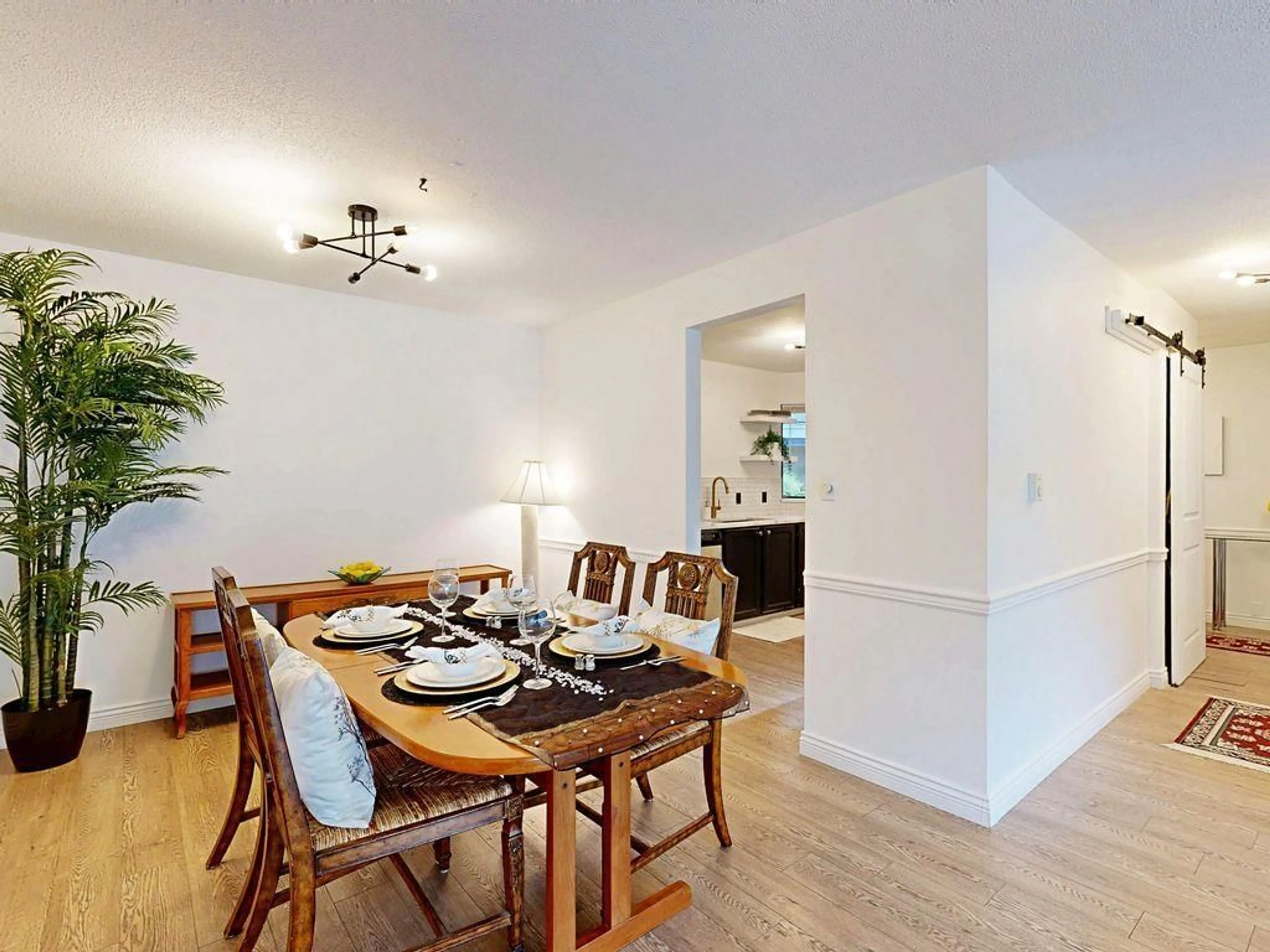 Dining room, wood/laminate floor for 106 - 1467 MARTIN, White Rock British Columbia V4B3W8