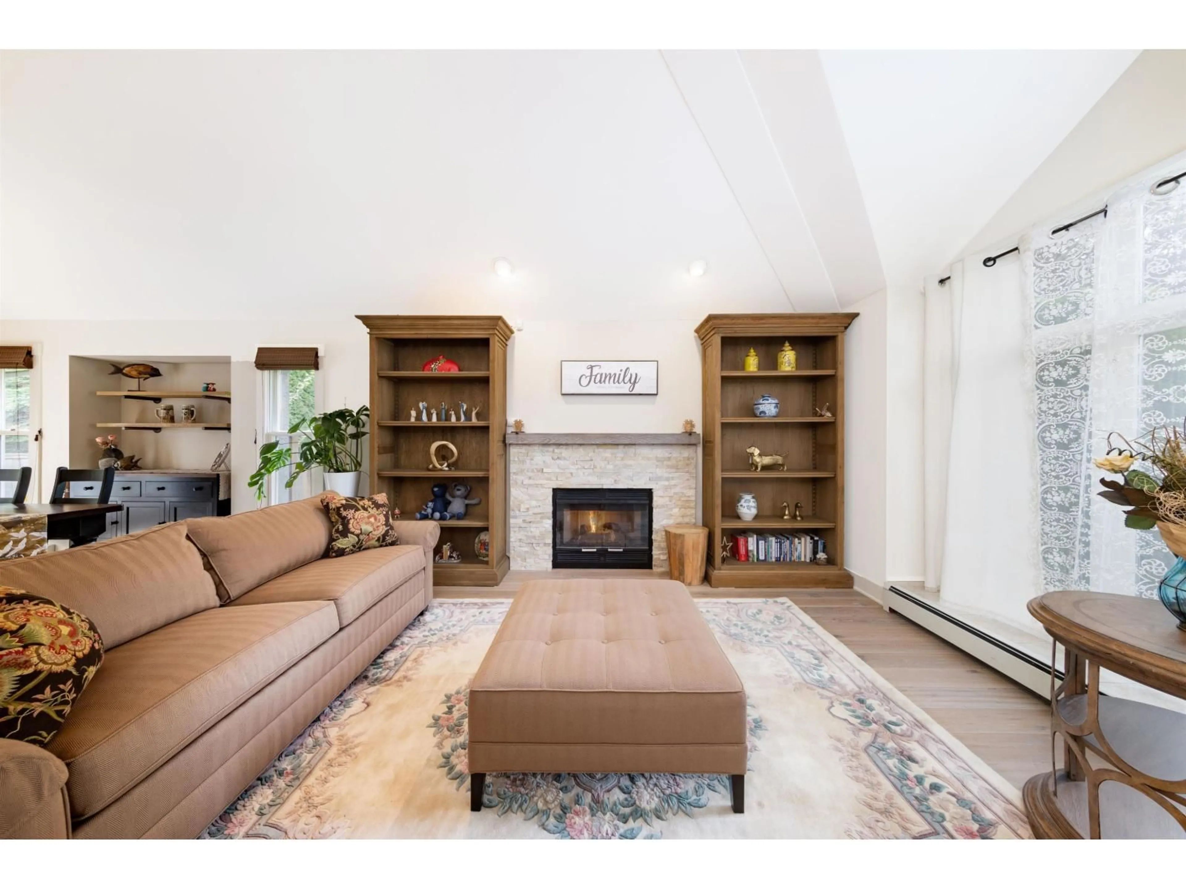 Living room with furniture, unknown for 12576 18, Surrey British Columbia V4A1V7