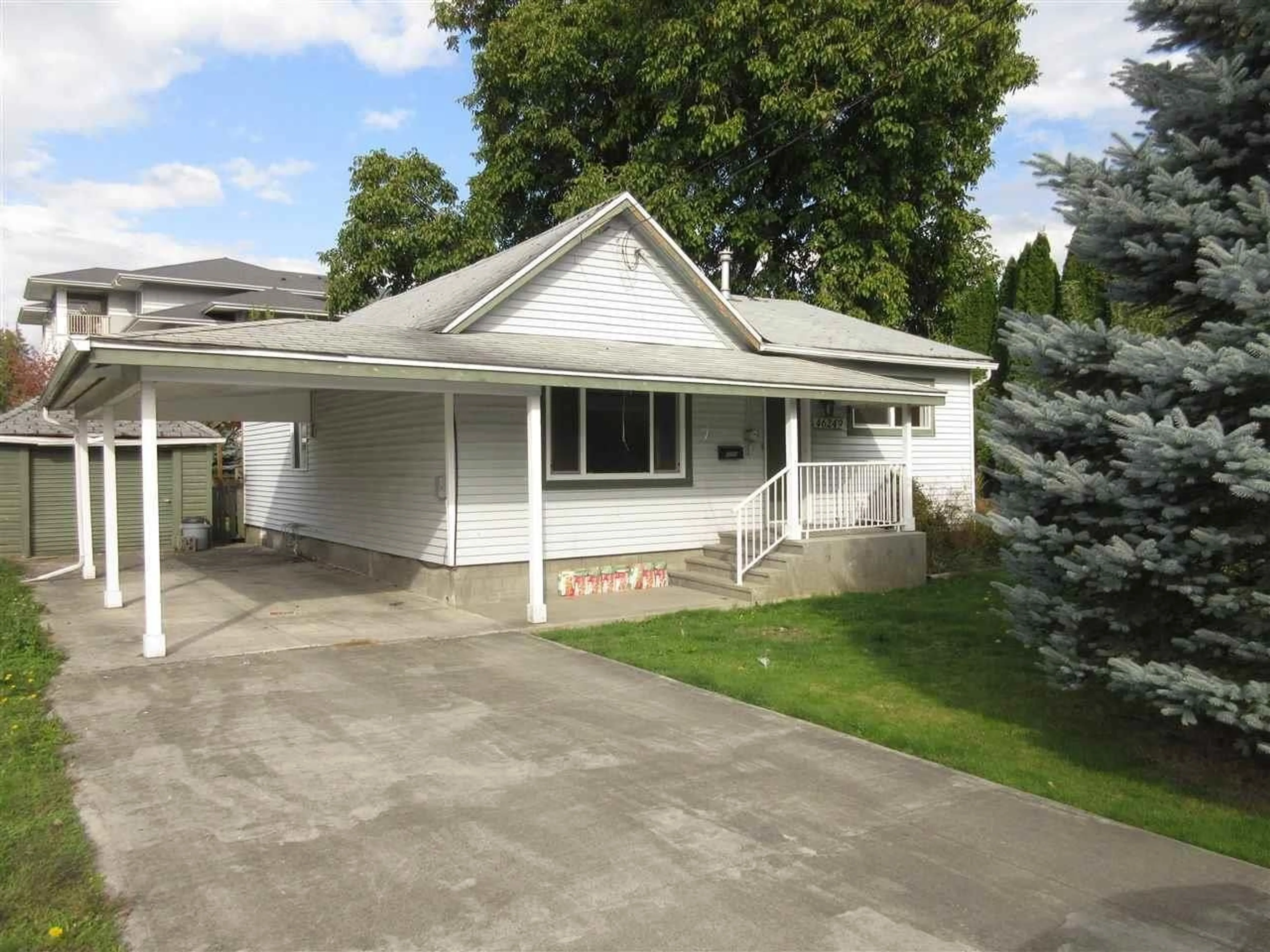 Home with vinyl exterior material, street for 46249 SECOND AVENUE, Chilliwack British Columbia V2P1T1