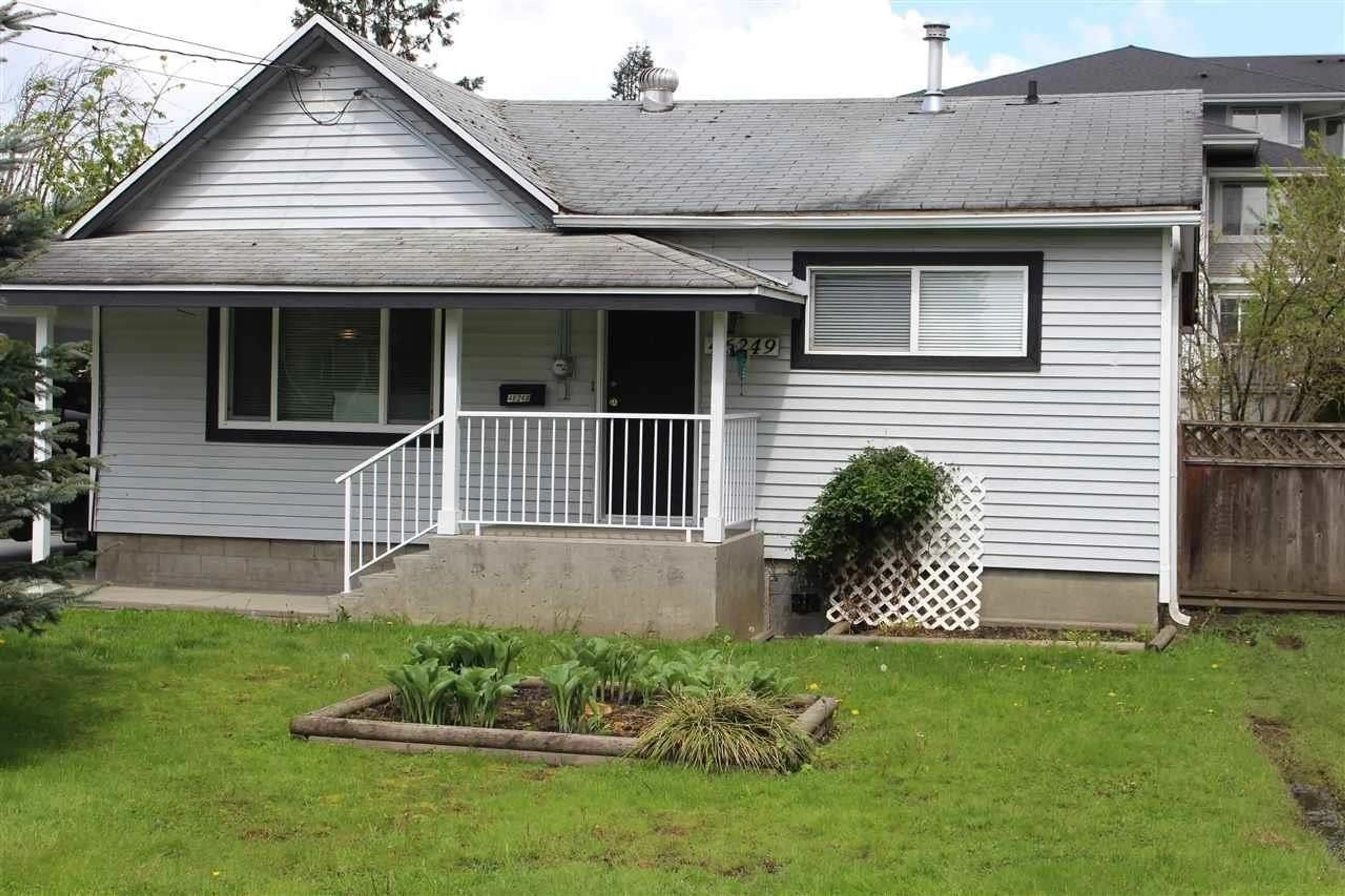 A pic from outside/outdoor area/front of a property/back of a property/a pic from drone, street for 46249 SECOND AVENUE, Chilliwack British Columbia V2P1T1