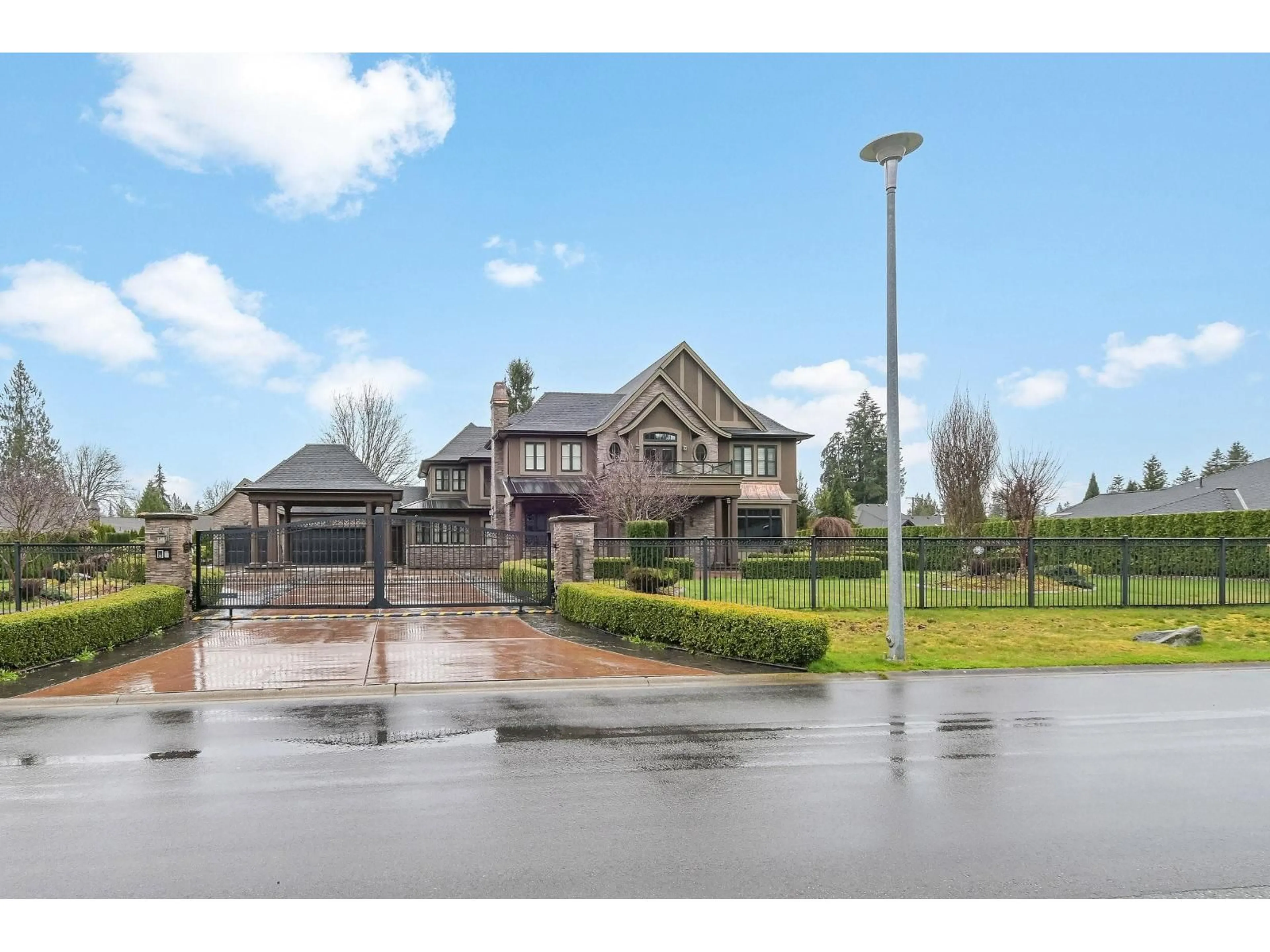 A pic from outside/outdoor area/front of a property/back of a property/a pic from drone, street for 31538 KENNEY, Mission British Columbia V4S0C6