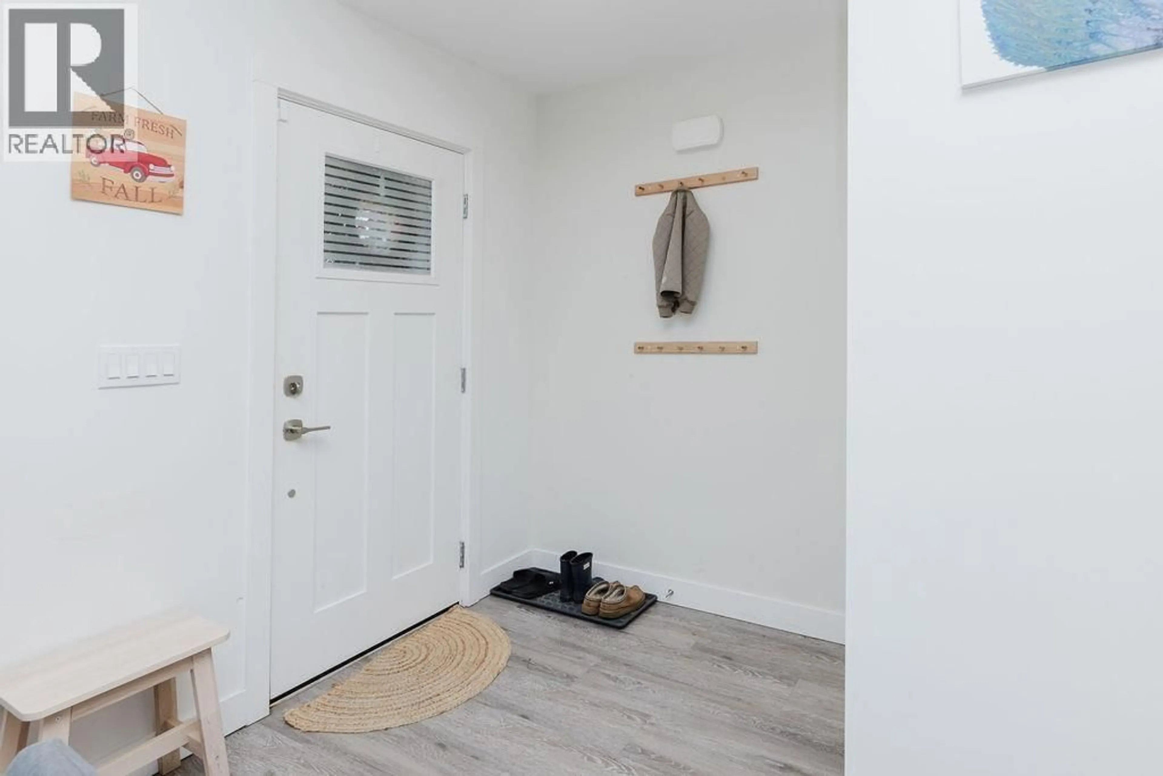 Indoor entryway for 5692 PARTRIDGE WAY, Sechelt British Columbia V7Z0M4