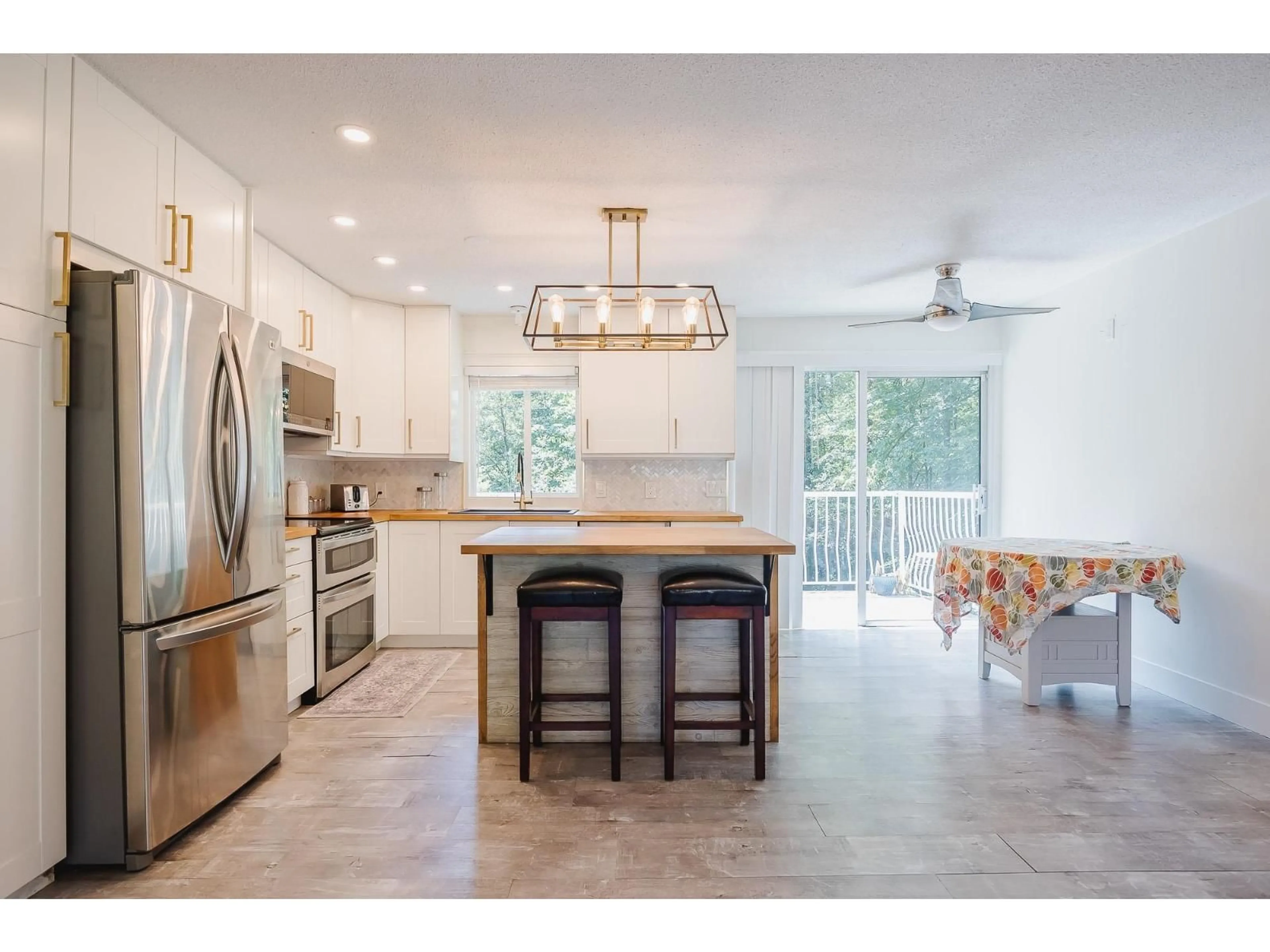 Open concept kitchen, ceramic/tile floor for 2275 MIDAS, Abbotsford British Columbia V2S4P9