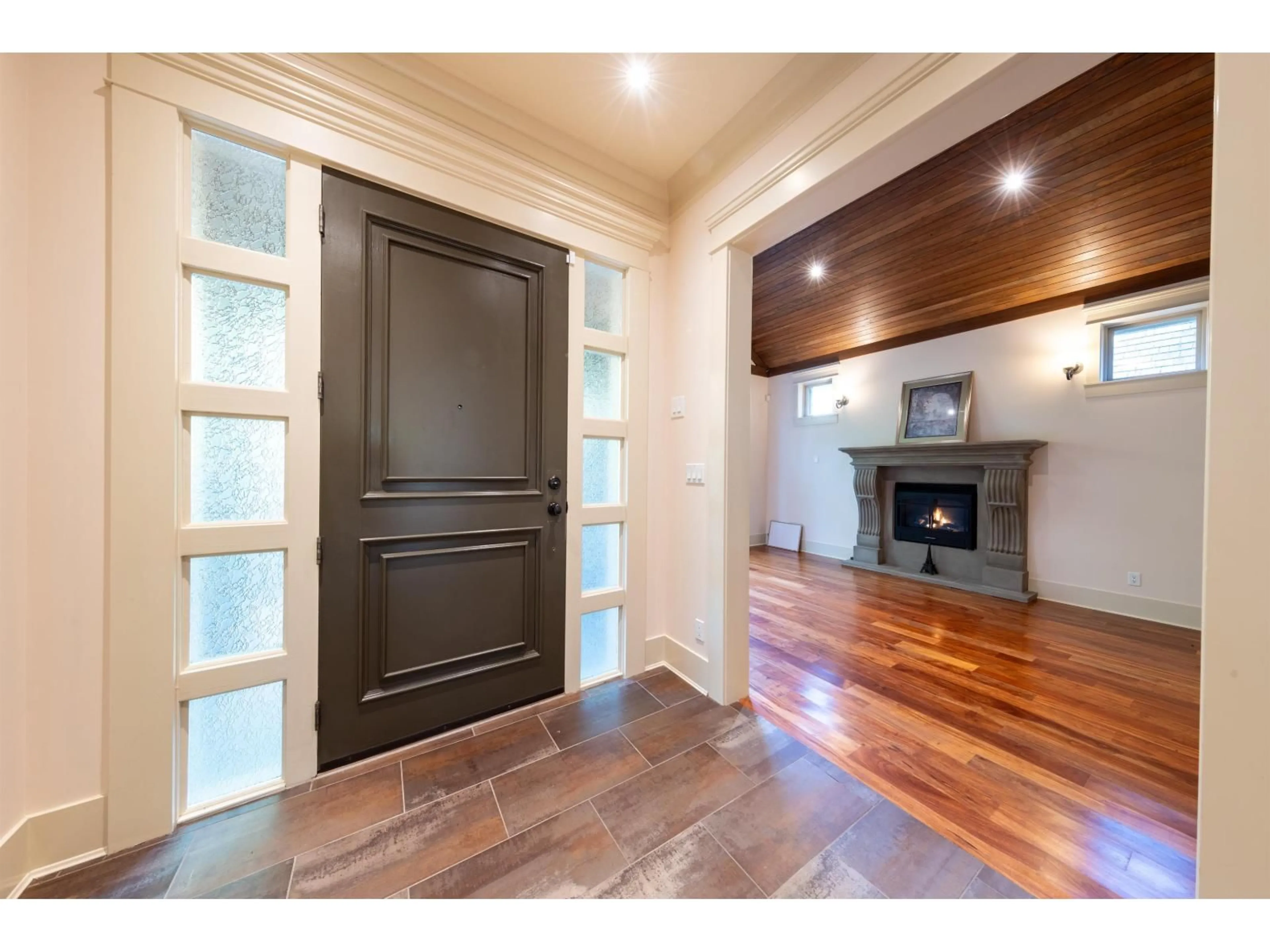 Indoor entryway for 2080 136, Surrey British Columbia V4A0A1