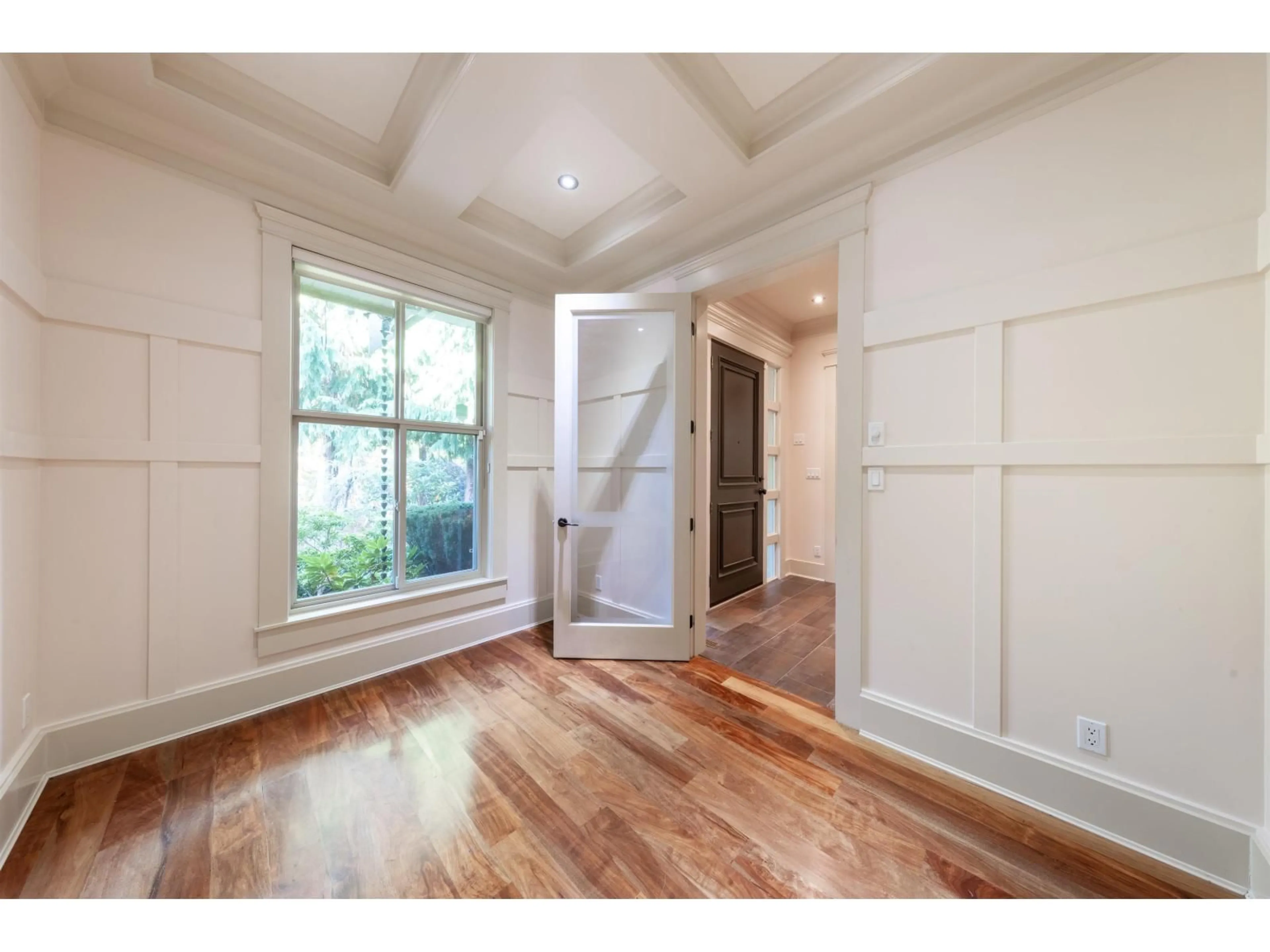 Indoor entryway for 2080 136, Surrey British Columbia V4A0A1