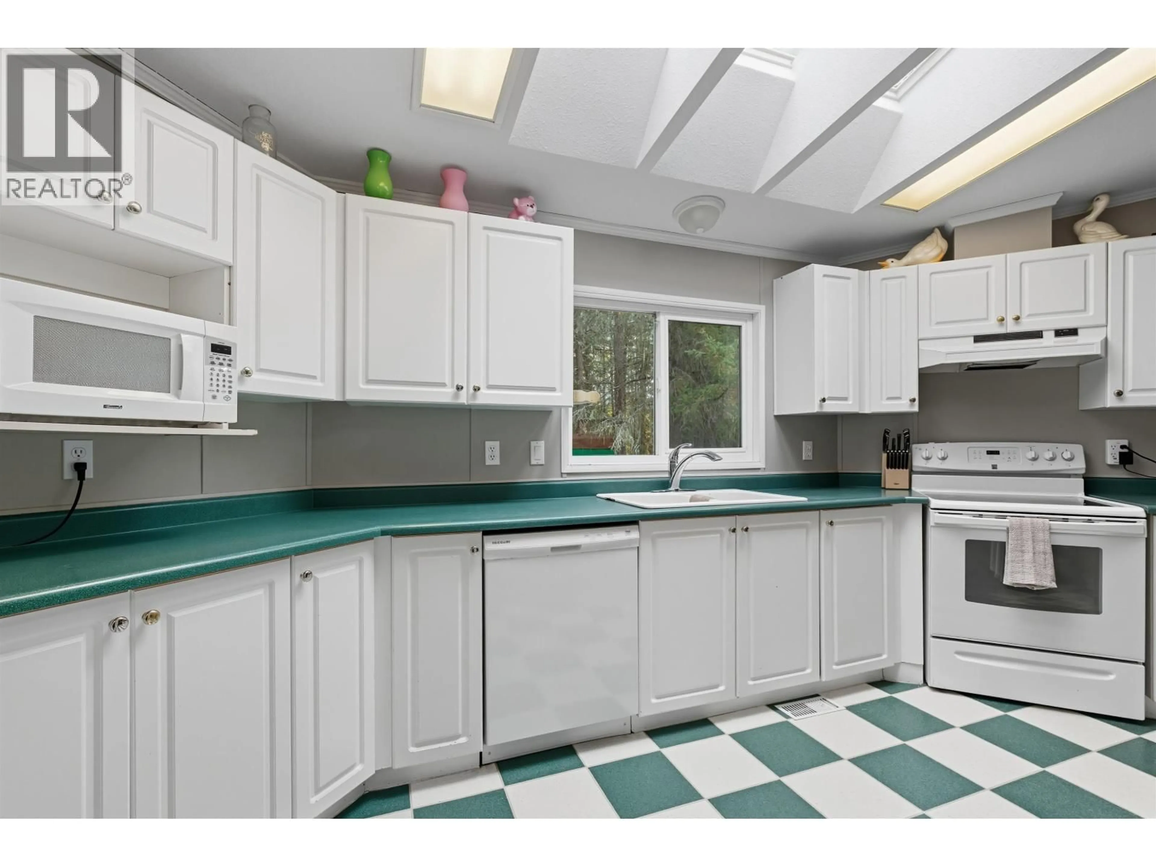 Standard kitchen, ceramic/tile floor for 3075 HEINIE PLACE, 150 Mile House British Columbia V2G1Z6