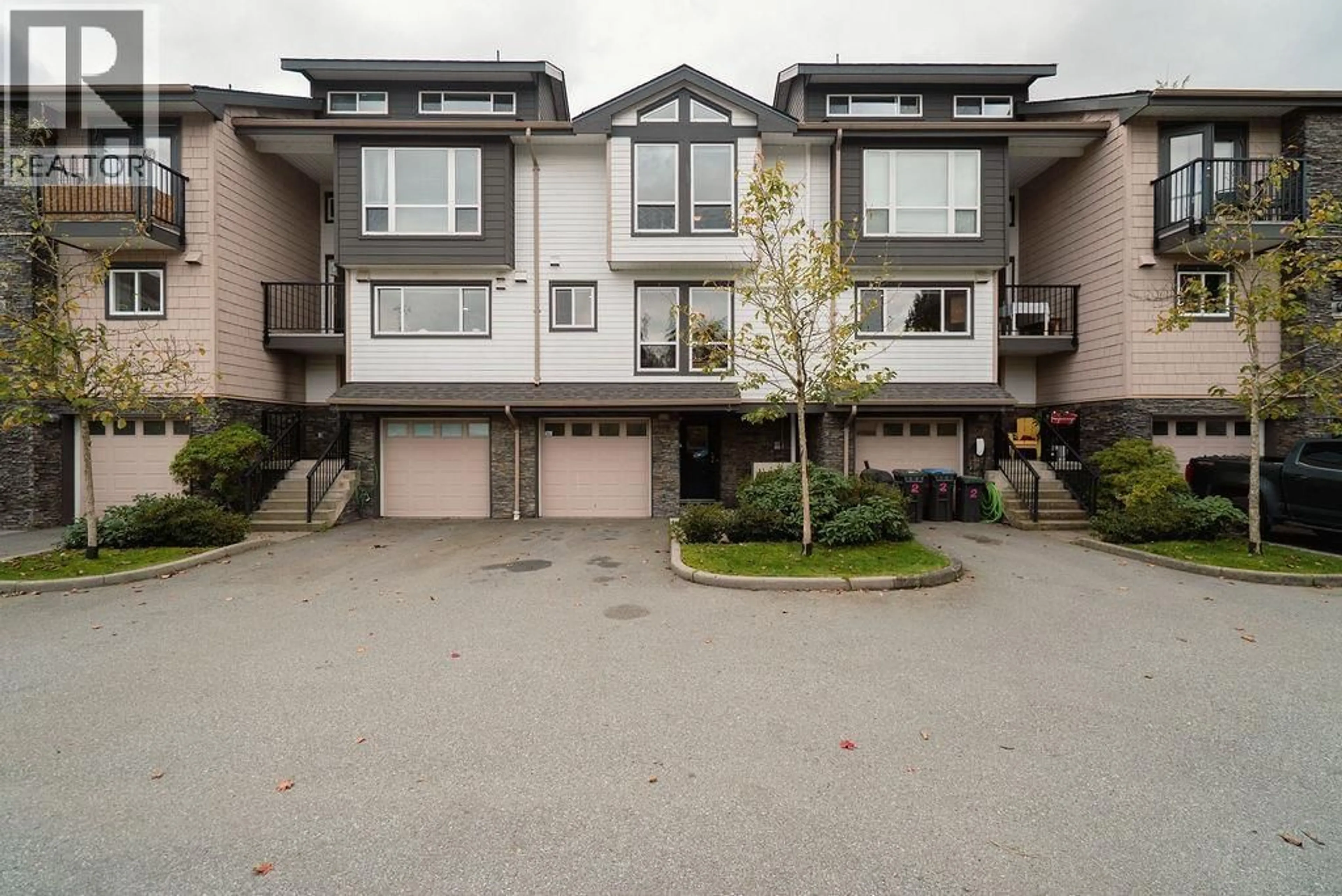 A pic from outside/outdoor area/front of a property/back of a property/a pic from drone, street for 3 - 1233 MAIN STREET, Squamish British Columbia V8B0P7