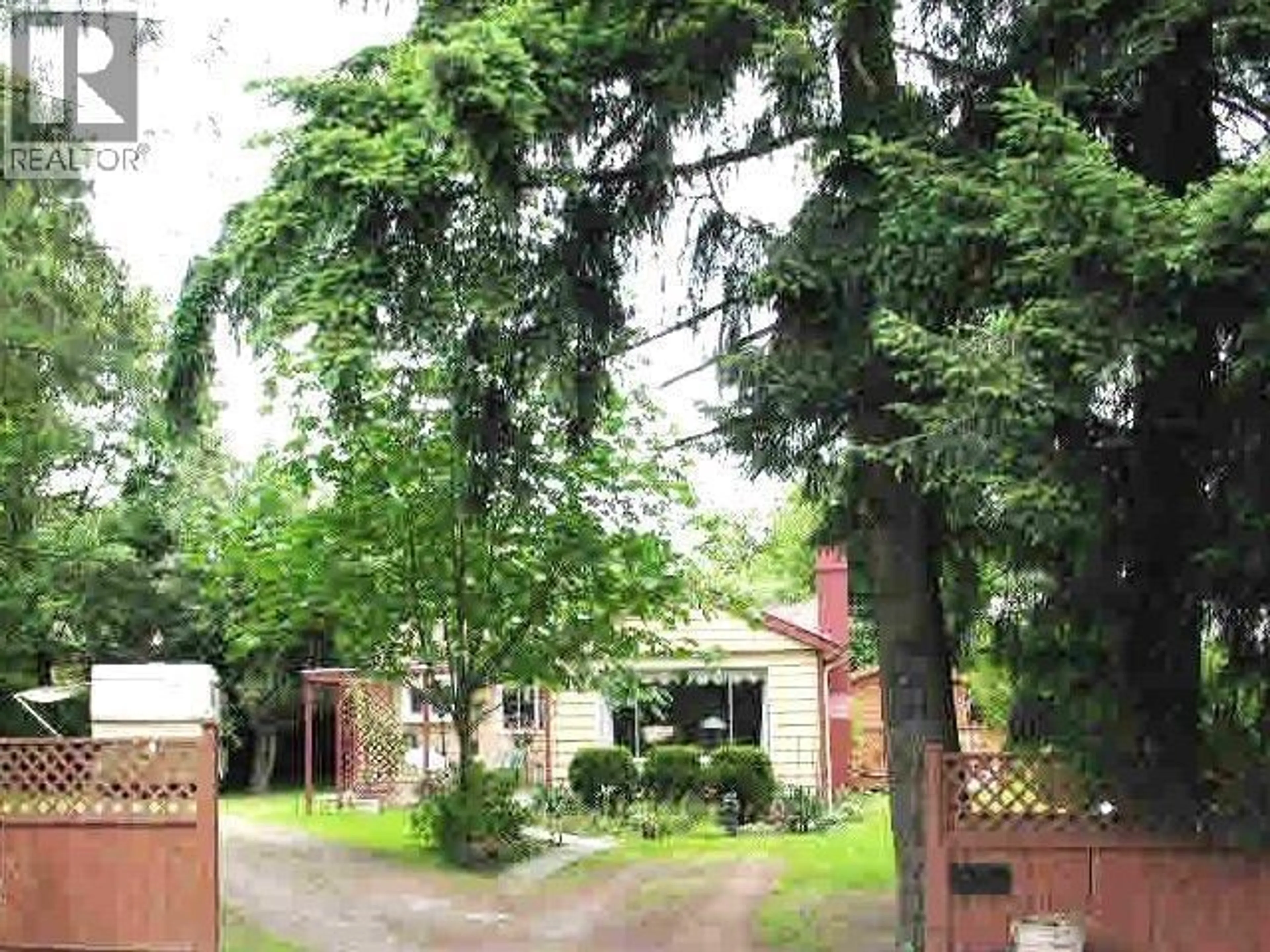 A pic from outside/outdoor area/front of a property/back of a property/a pic from drone, street for 631 RODERICK AVENUE, Coquitlam British Columbia V3K1P3