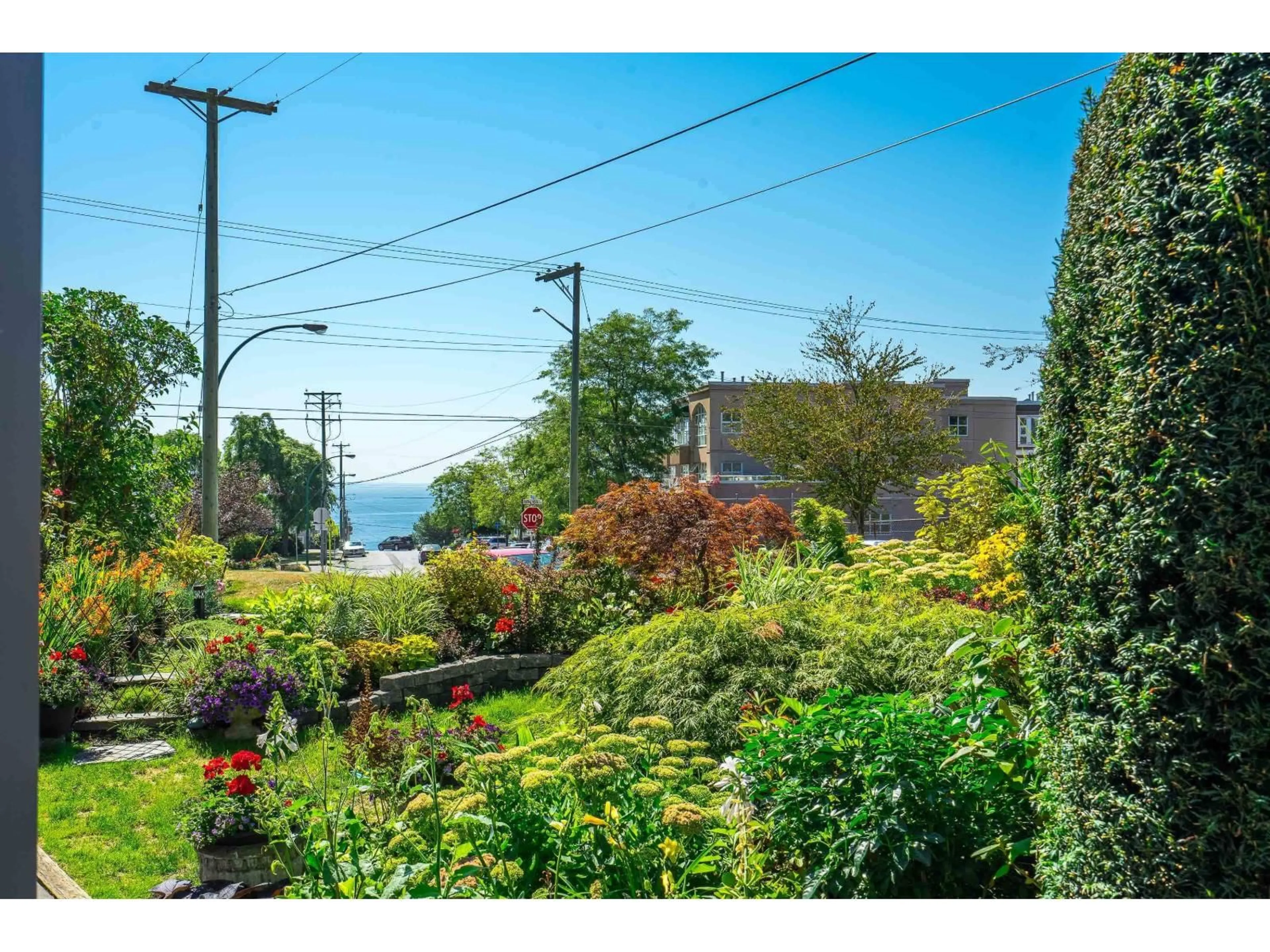 A pic from outside/outdoor area/front of a property/back of a property/a pic from drone, water/lake/river/ocean view for 505 - 1220 FIR, White Rock British Columbia V4B4B1