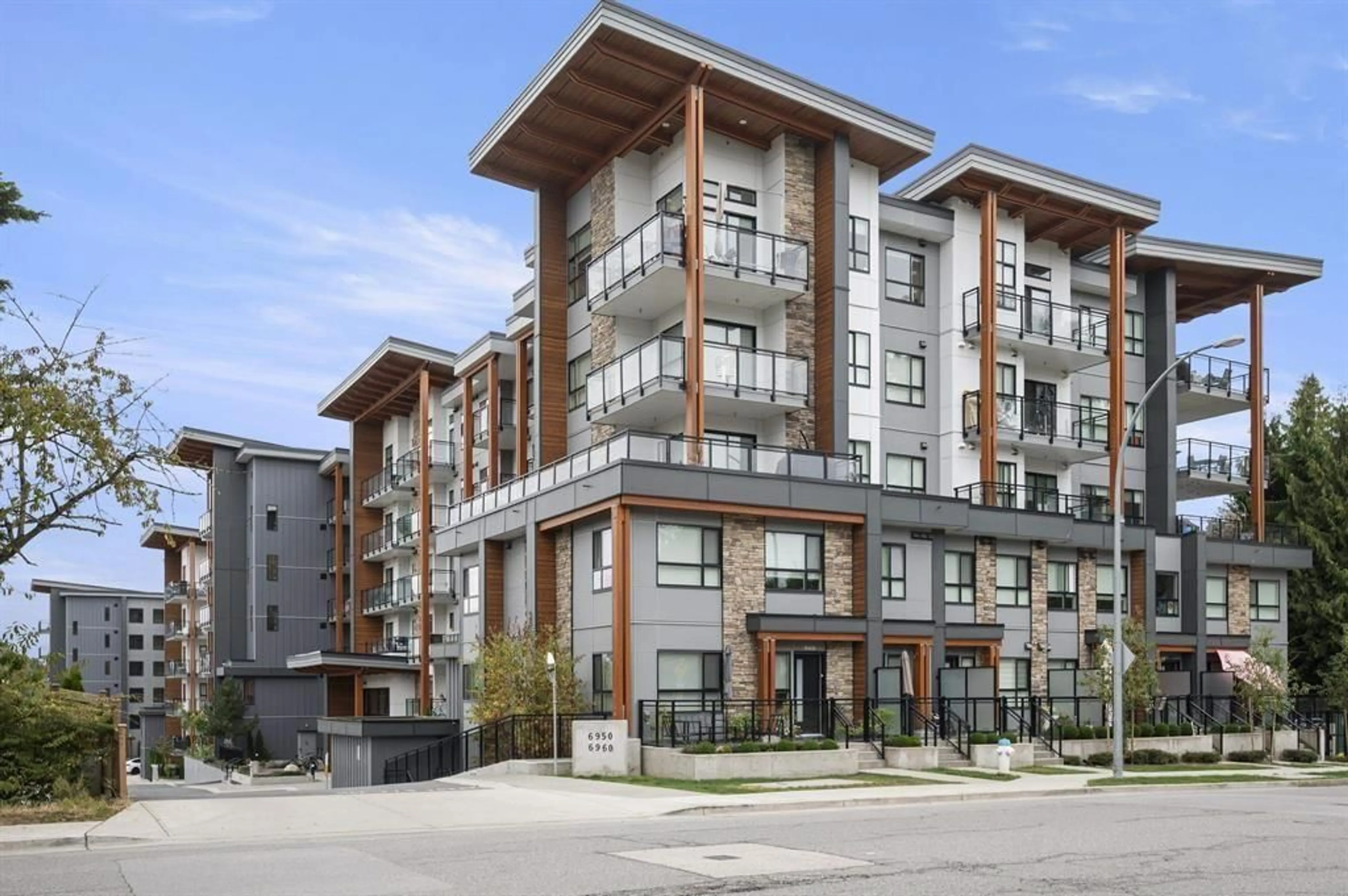 Patio, building for 207 - 6950 NICHOLSON, Delta British Columbia V4E0A8