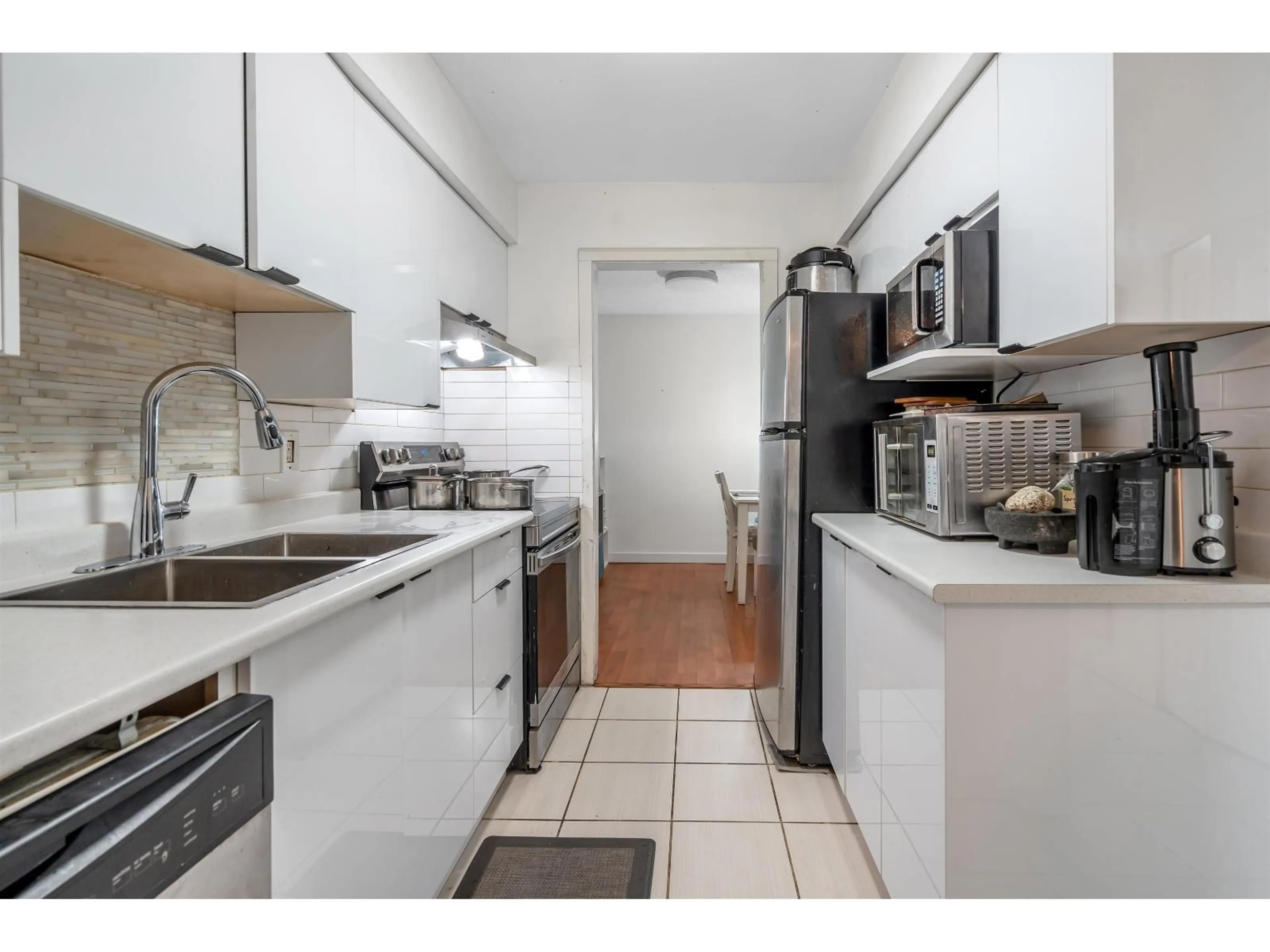 Standard kitchen, unknown for 813 - 10620 150TH, Surrey British Columbia V3R7S1