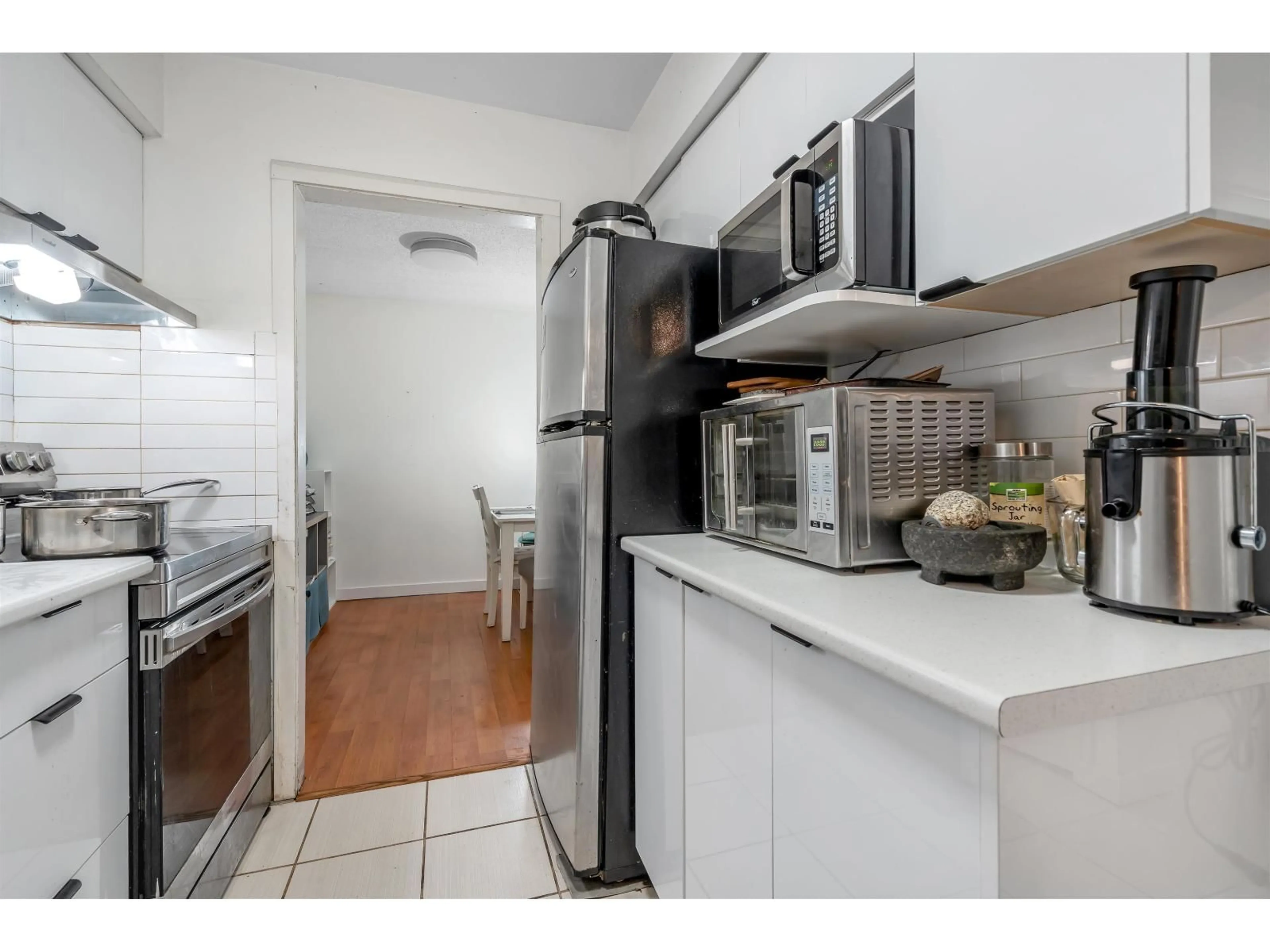 Standard kitchen, unknown for 813 - 10620 150TH, Surrey British Columbia V3R7S1