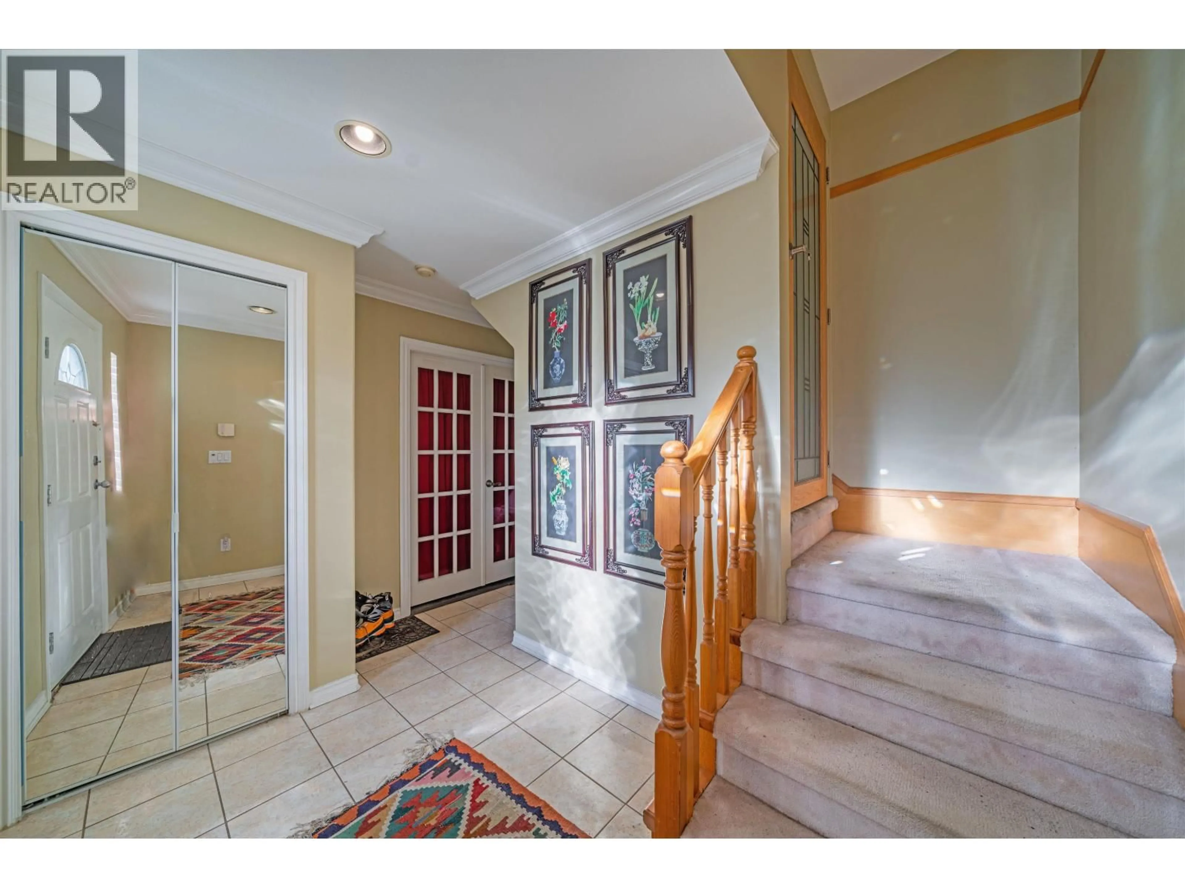 Indoor foyer for 2052 WESTVIEW DRIVE, North Vancouver British Columbia V7M3B2