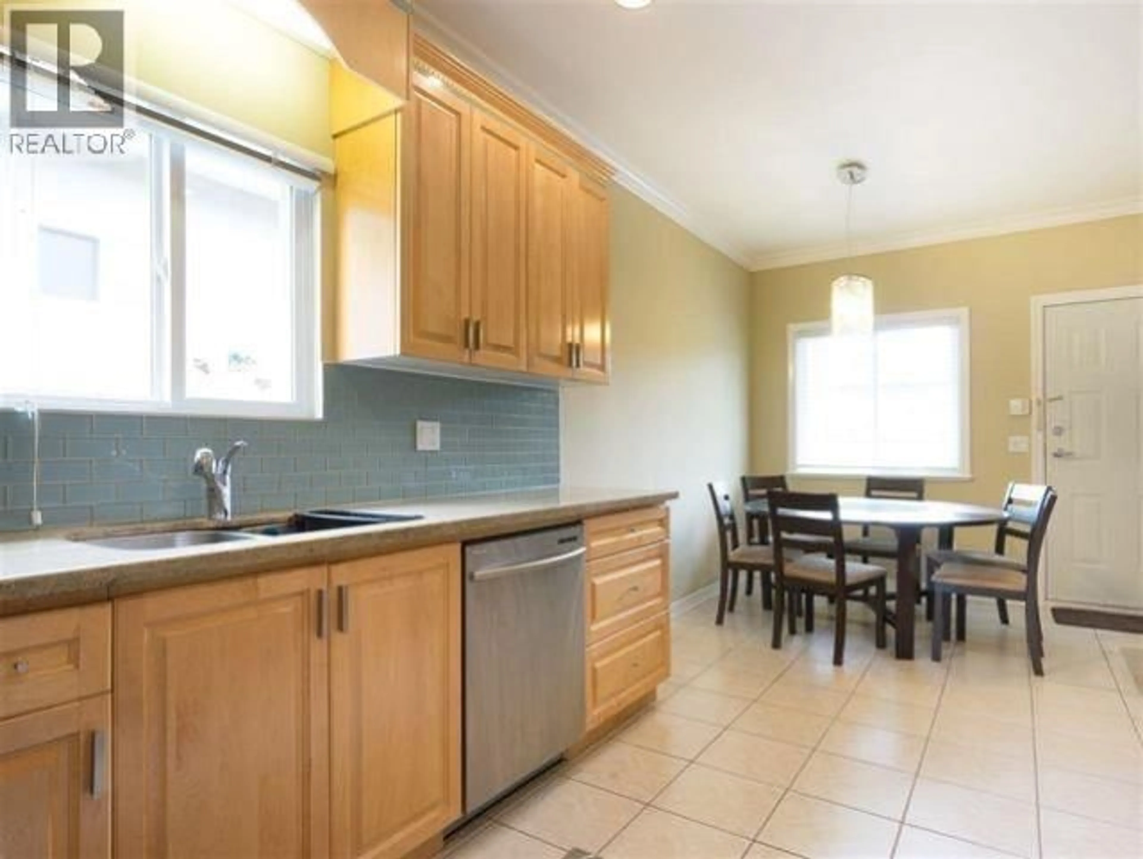 Standard kitchen, unknown for 2052 WESTVIEW DRIVE, North Vancouver British Columbia V7M3B2