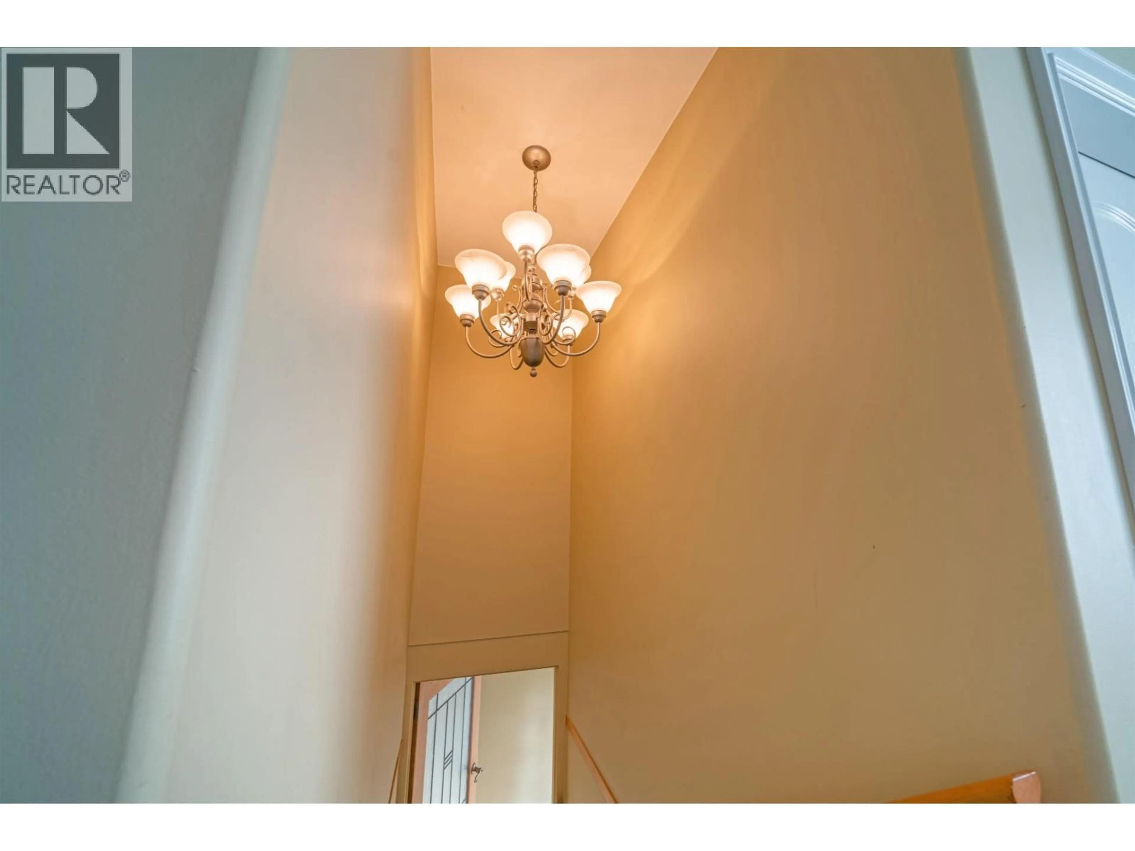 Indoor foyer for 2052 WESTVIEW DRIVE, North Vancouver British Columbia V7M3B2