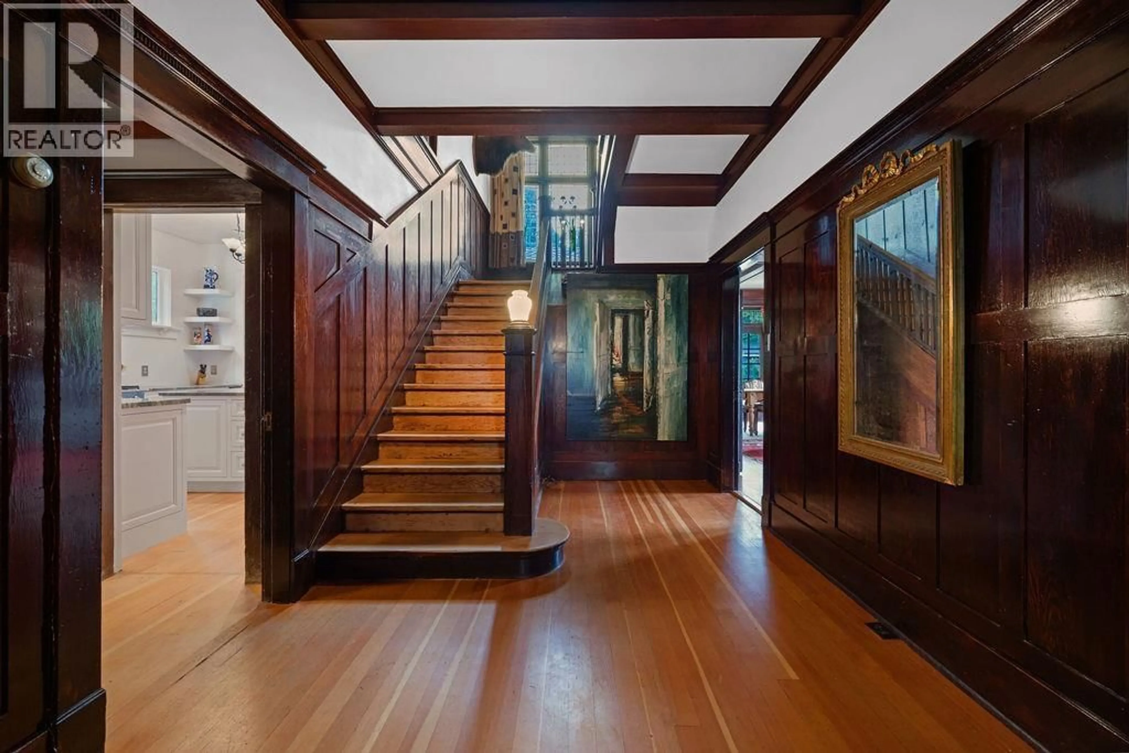 Indoor foyer for 3190 ST. GEORGES AVENUE, North Vancouver British Columbia V7N1V2