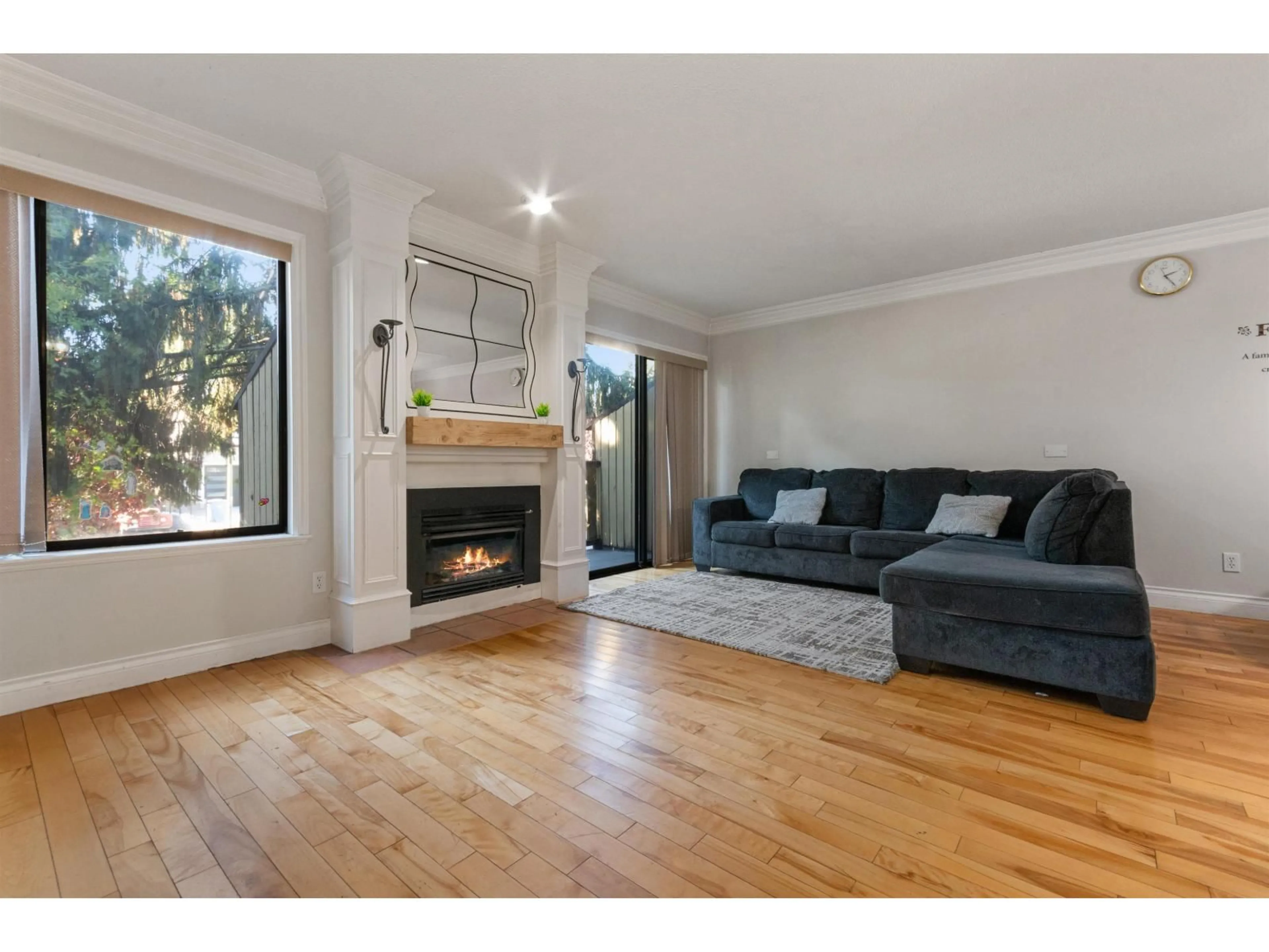 Living room with furniture, wood/laminate floor for 2 - 2998 MOUAT, Abbotsford British Columbia V2T4E6