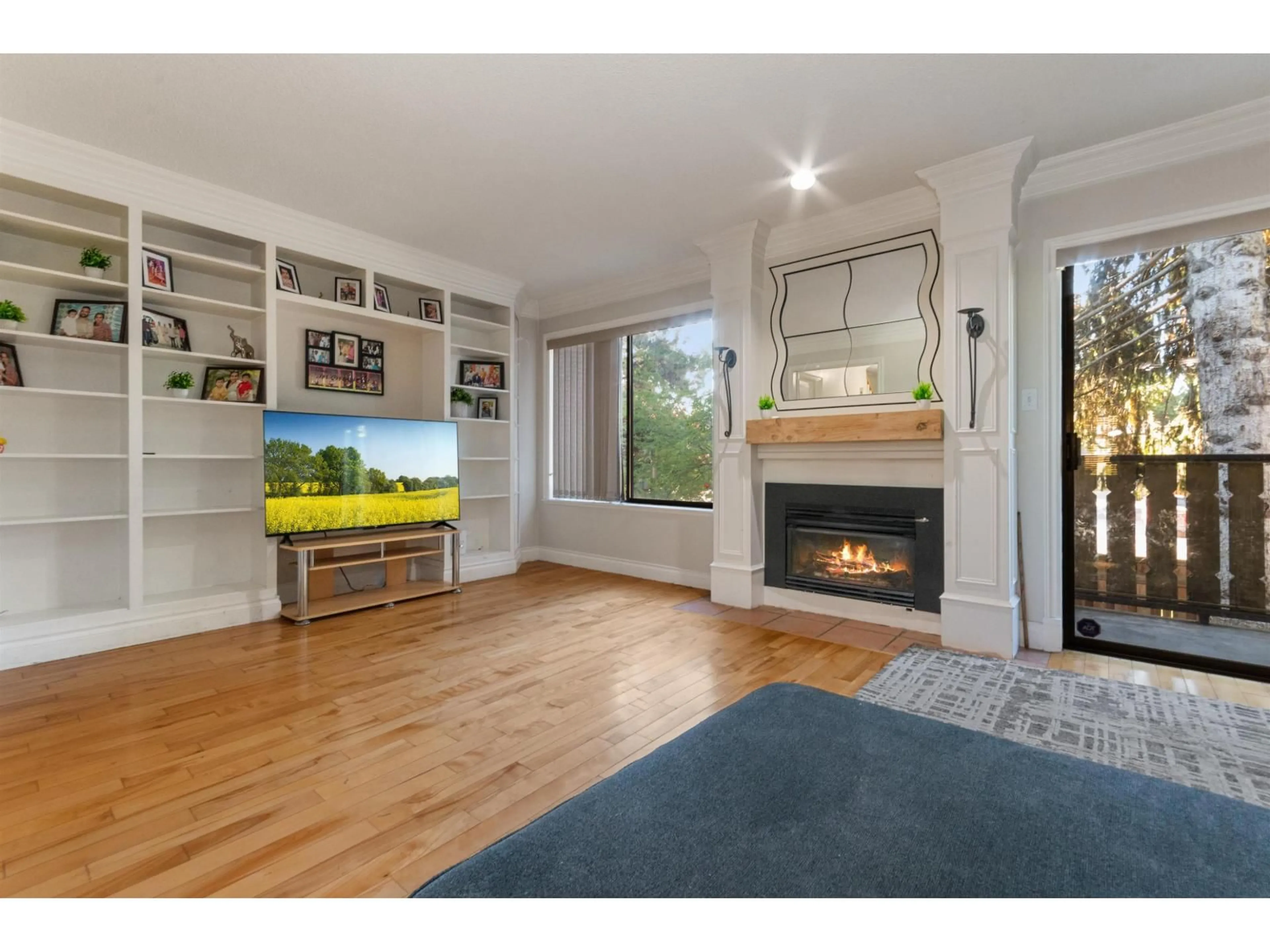 Living room with furniture, wood/laminate floor for 2 - 2998 MOUAT, Abbotsford British Columbia V2T4E6