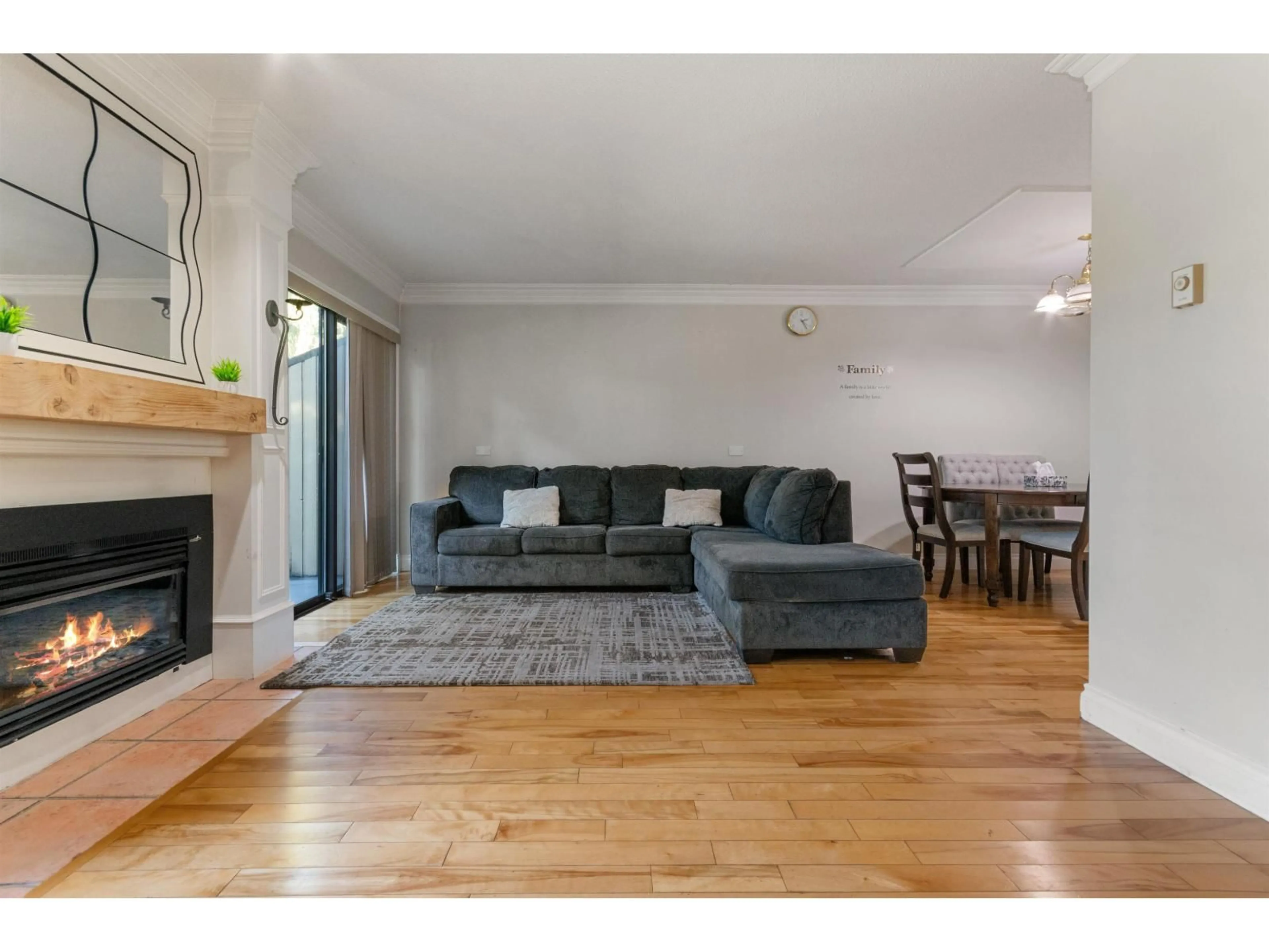 Living room with furniture, wood/laminate floor for 2 - 2998 MOUAT, Abbotsford British Columbia V2T4E6