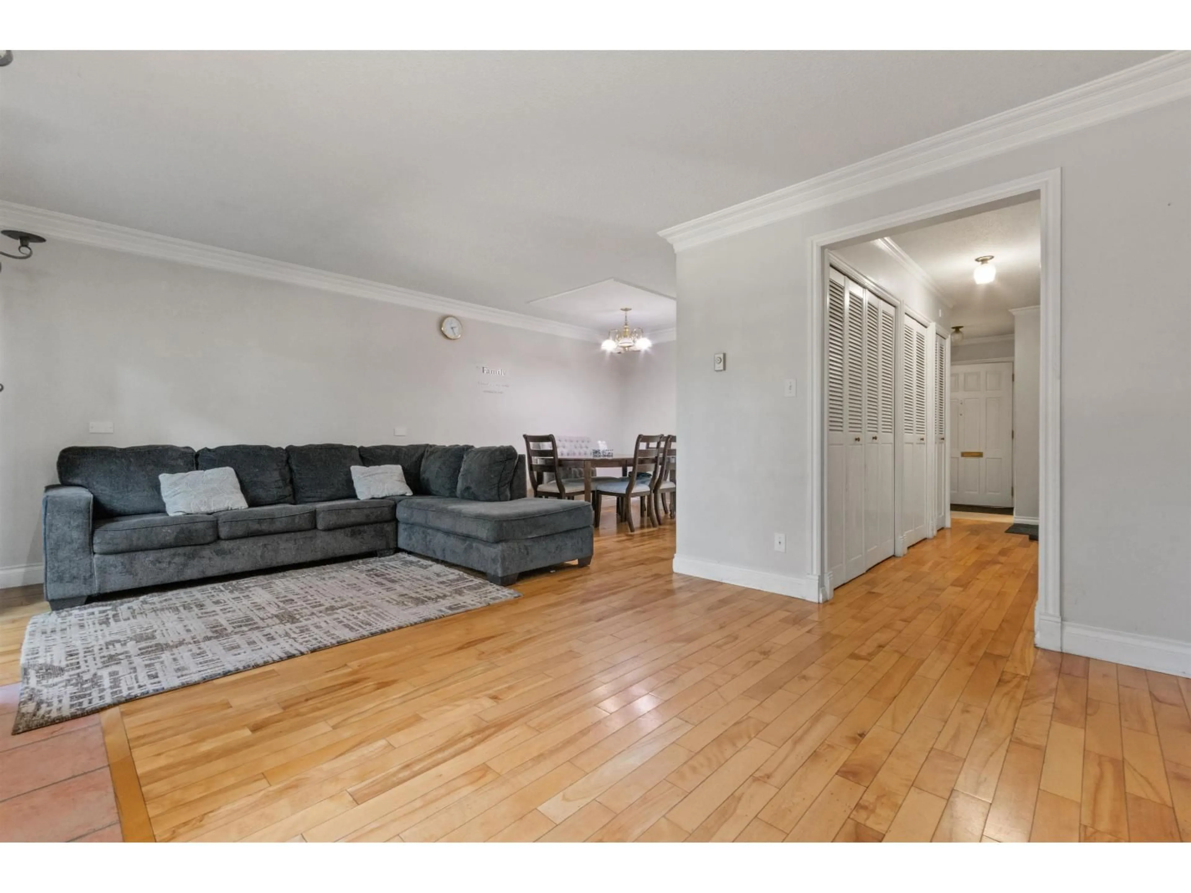 Living room with furniture, wood/laminate floor for 2 - 2998 MOUAT, Abbotsford British Columbia V2T4E6