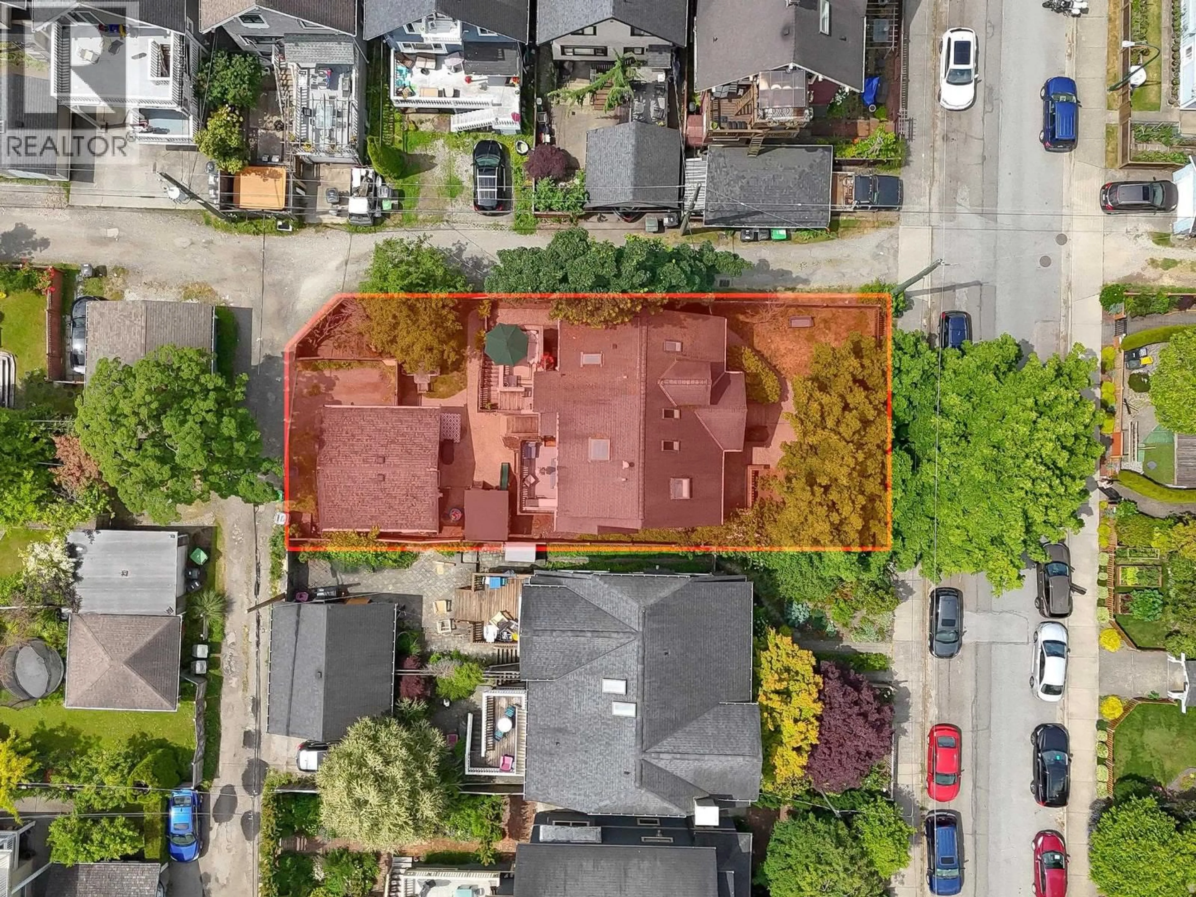 A pic from outside/outdoor area/front of a property/back of a property/a pic from drone, street for 2770 5TH AVENUE, Vancouver British Columbia V6K1T4