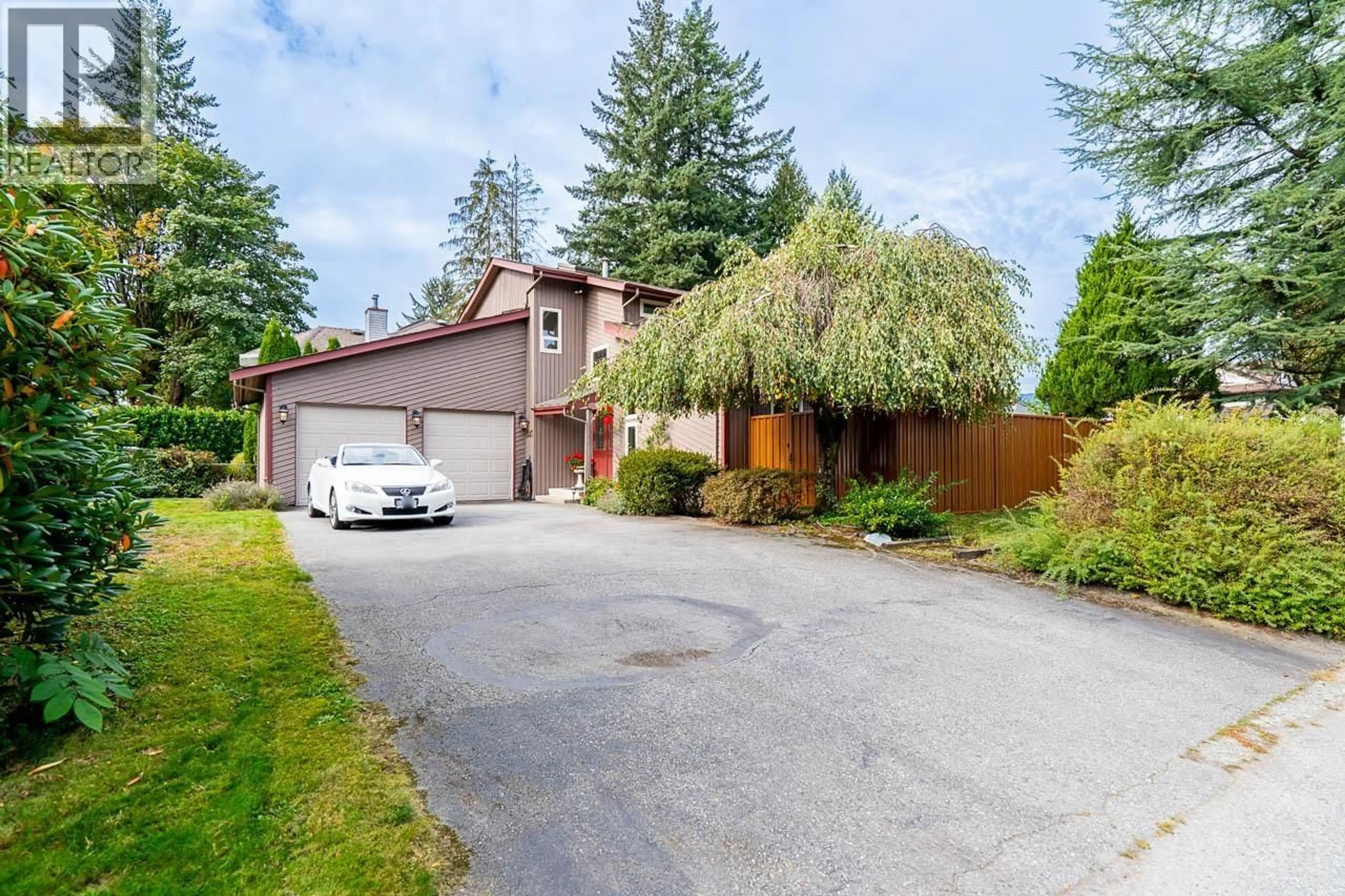 A pic from outside/outdoor area/front of a property/back of a property/a pic from drone, street for 1623 SUFFOLK AVENUE, Port Coquitlam British Columbia V3B1H1
