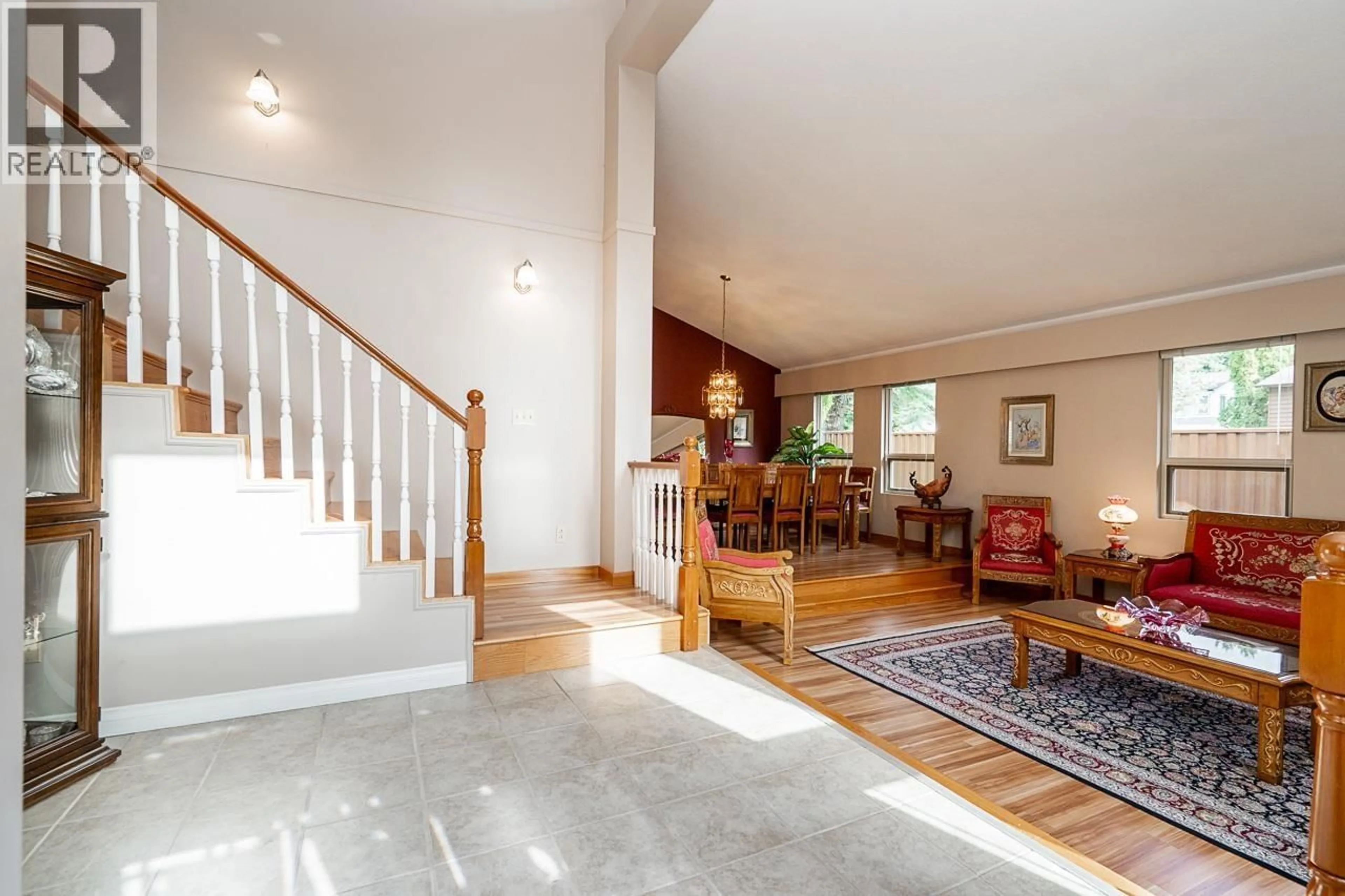 Indoor foyer for 1623 SUFFOLK AVENUE, Port Coquitlam British Columbia V3B1H1