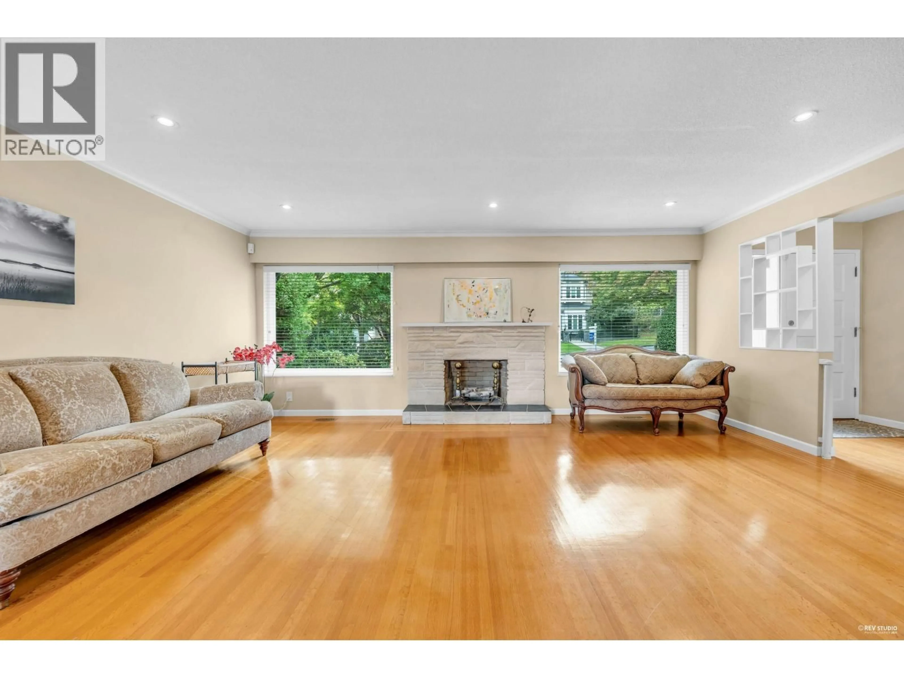 Living room with furniture, wood/laminate floor for 2056 29TH AVENUE, Vancouver British Columbia V6J3A1