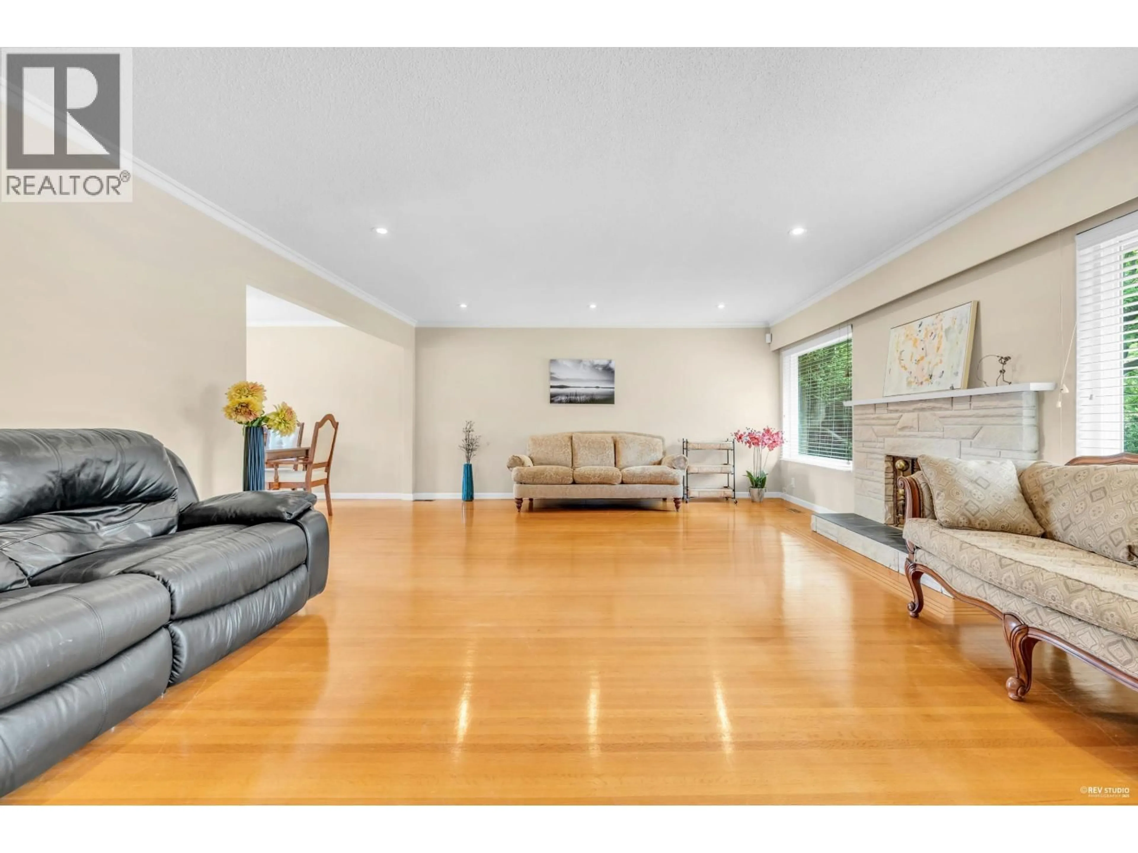 Living room with furniture, wood/laminate floor for 2056 29TH AVENUE, Vancouver British Columbia V6J3A1