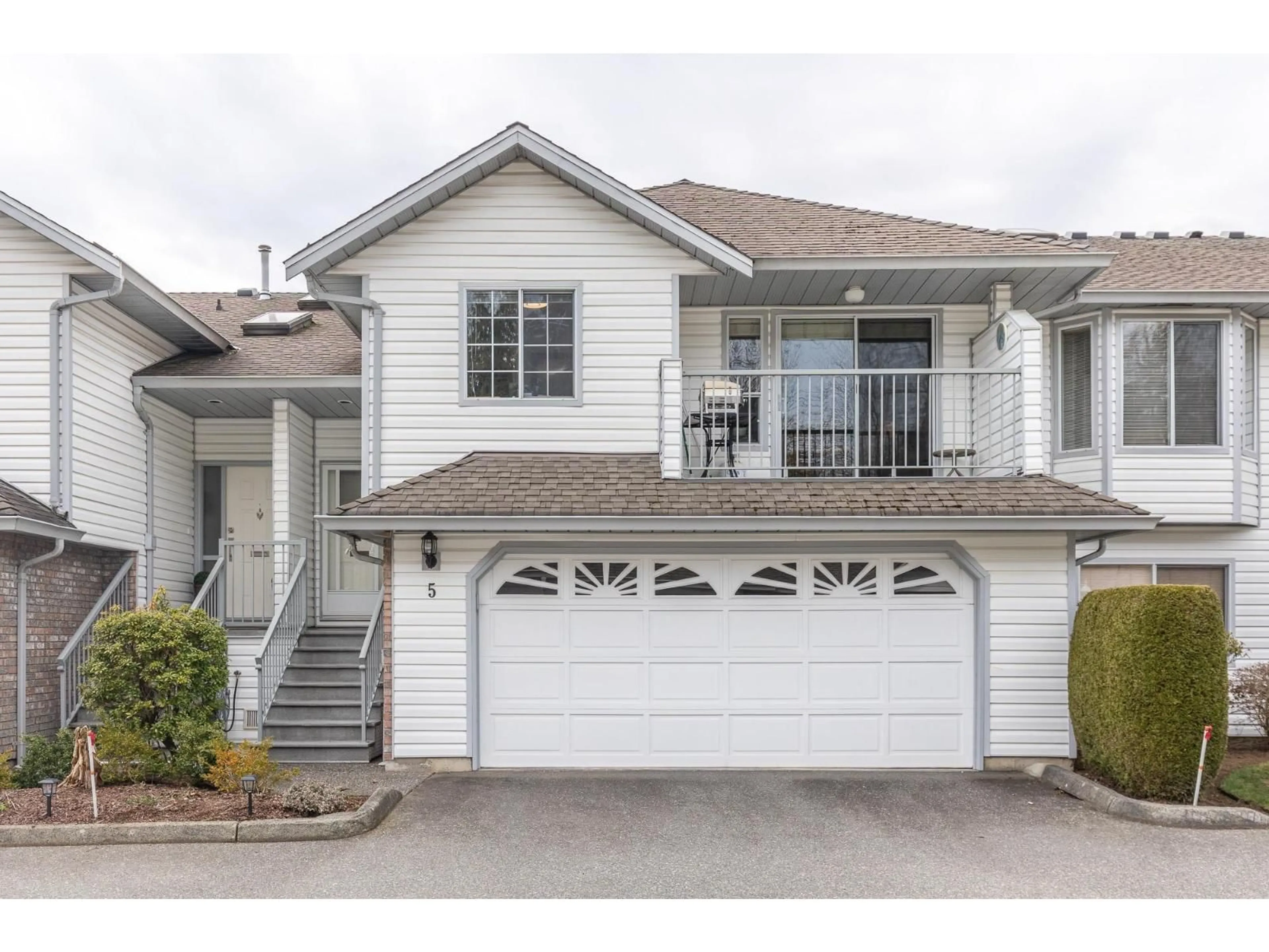 Home with vinyl exterior material, street for 5 - 2988 HORN, Abbotsford British Columbia V2S3C1