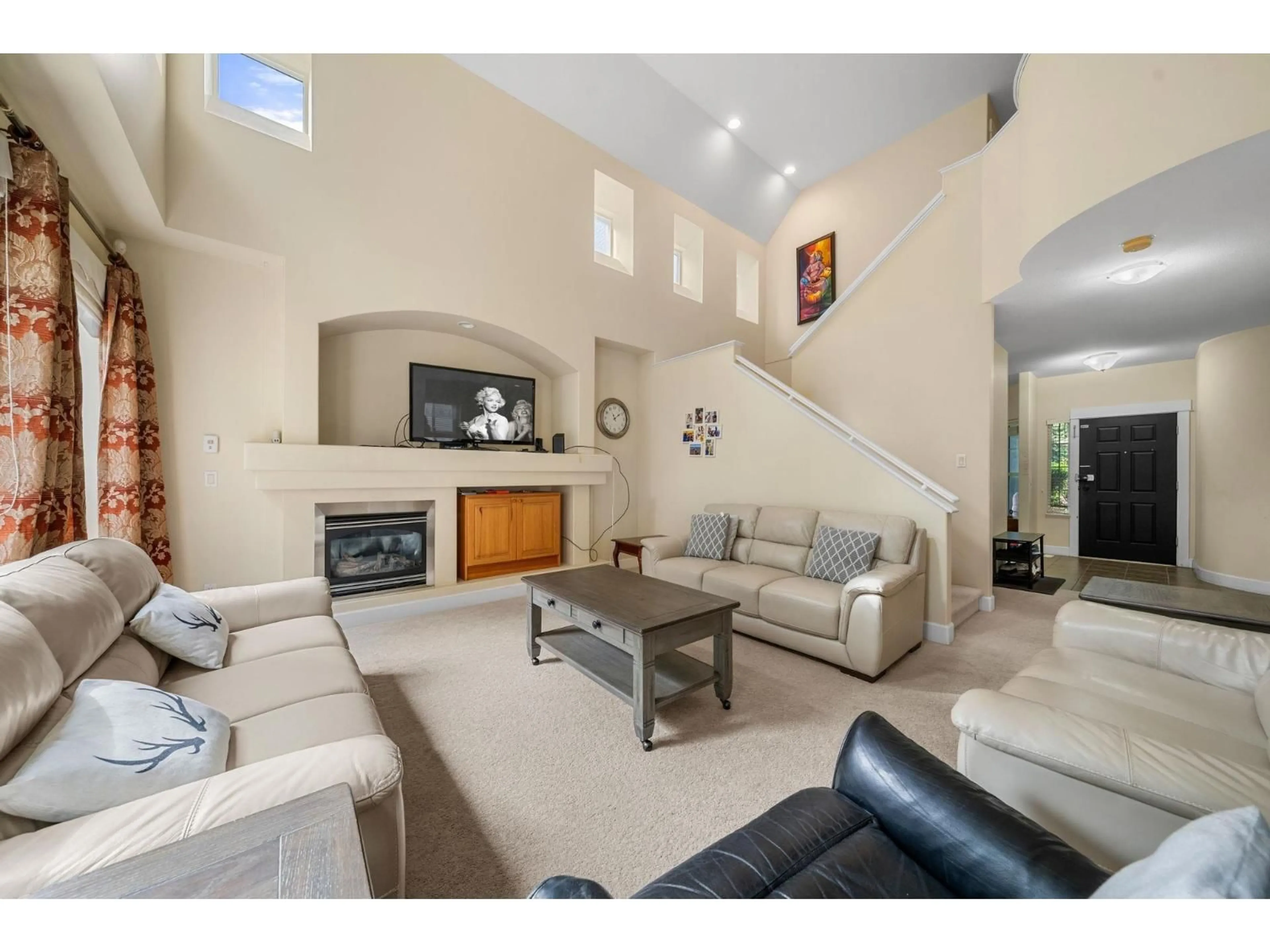 Living room with furniture, unknown for 6942 198B, Langley British Columbia V2Y3B4
