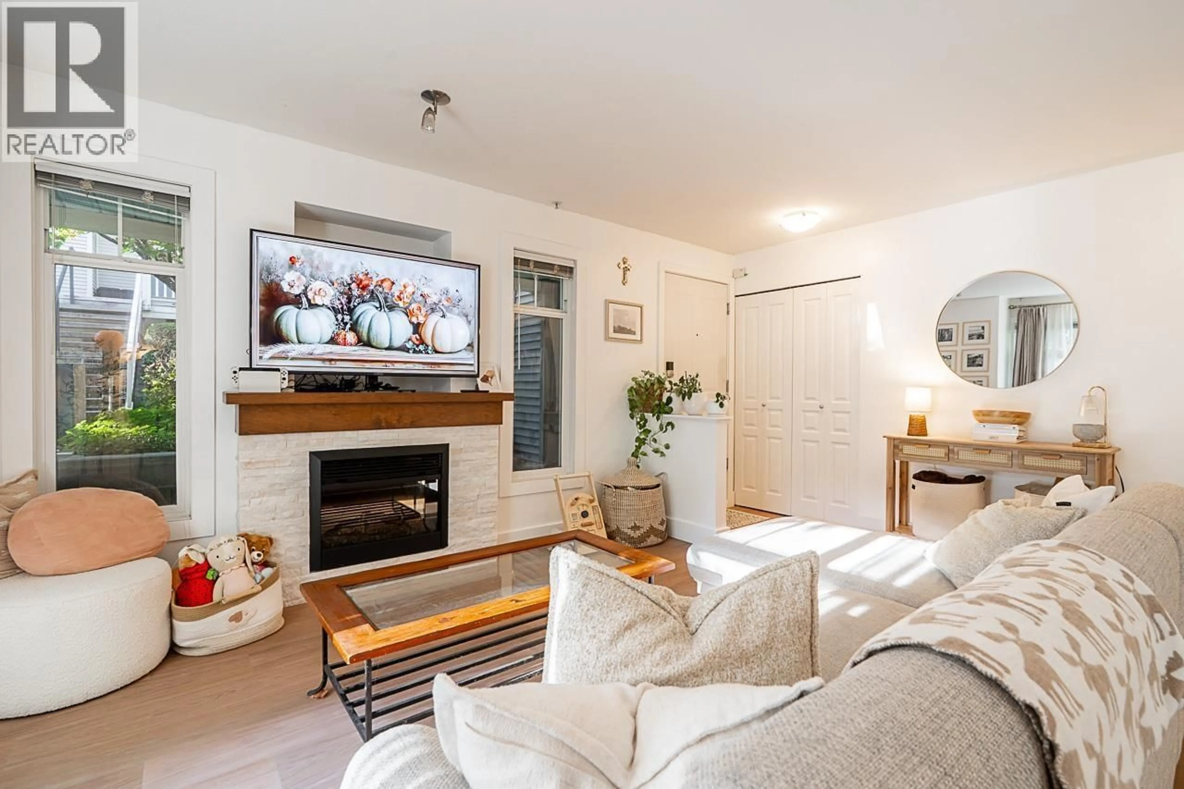 Living room with furniture, unknown for 3 - 7428 SOUTHWYNDE AVENUE, Burnaby British Columbia V3N0A1