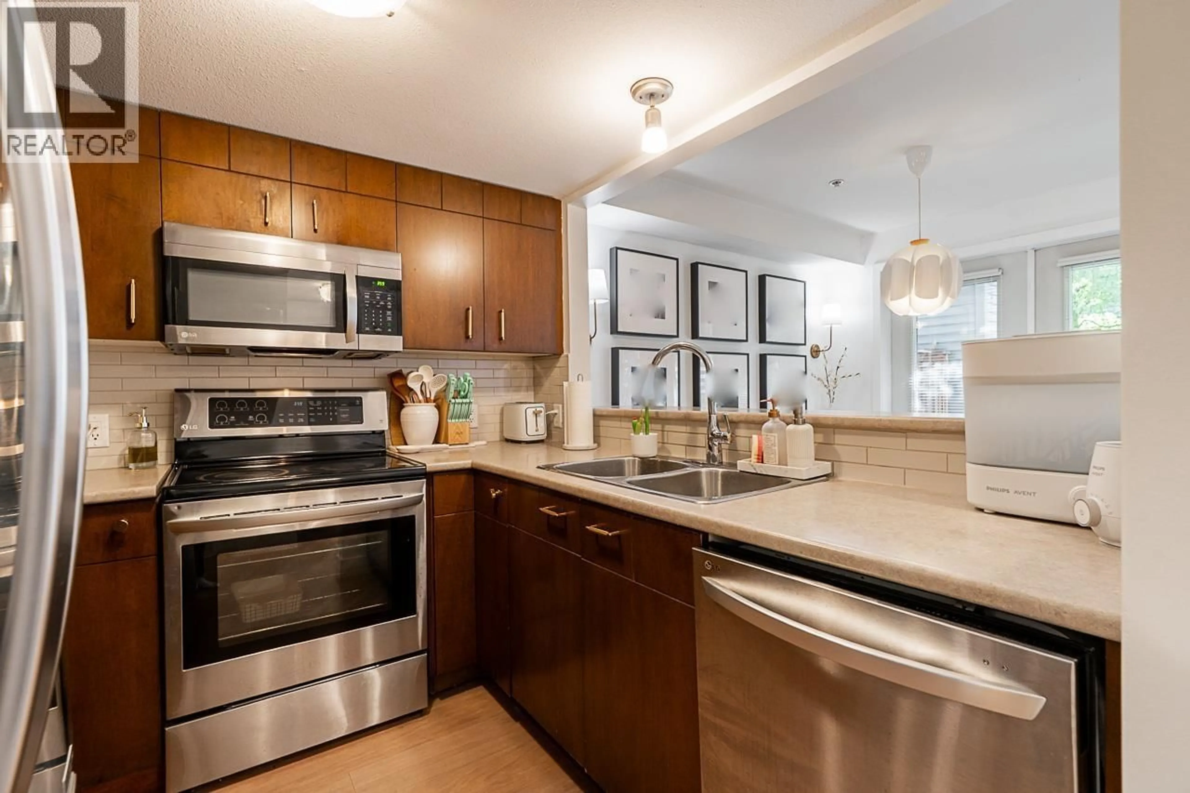 Open concept kitchen, ceramic/tile floor for 3 - 7428 SOUTHWYNDE AVENUE, Burnaby British Columbia V3N0A1
