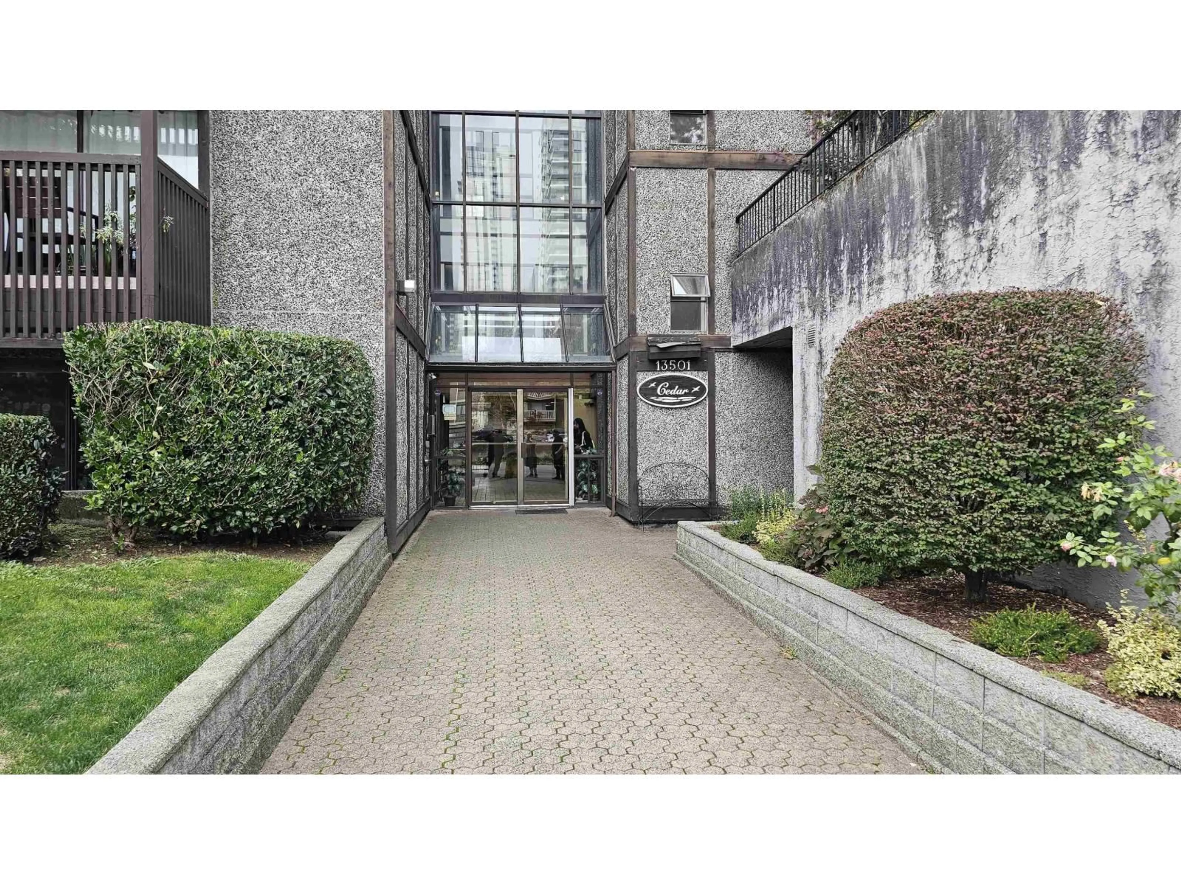 Indoor foyer for 117 - 13501 96, Surrey British Columbia V3V7L9
