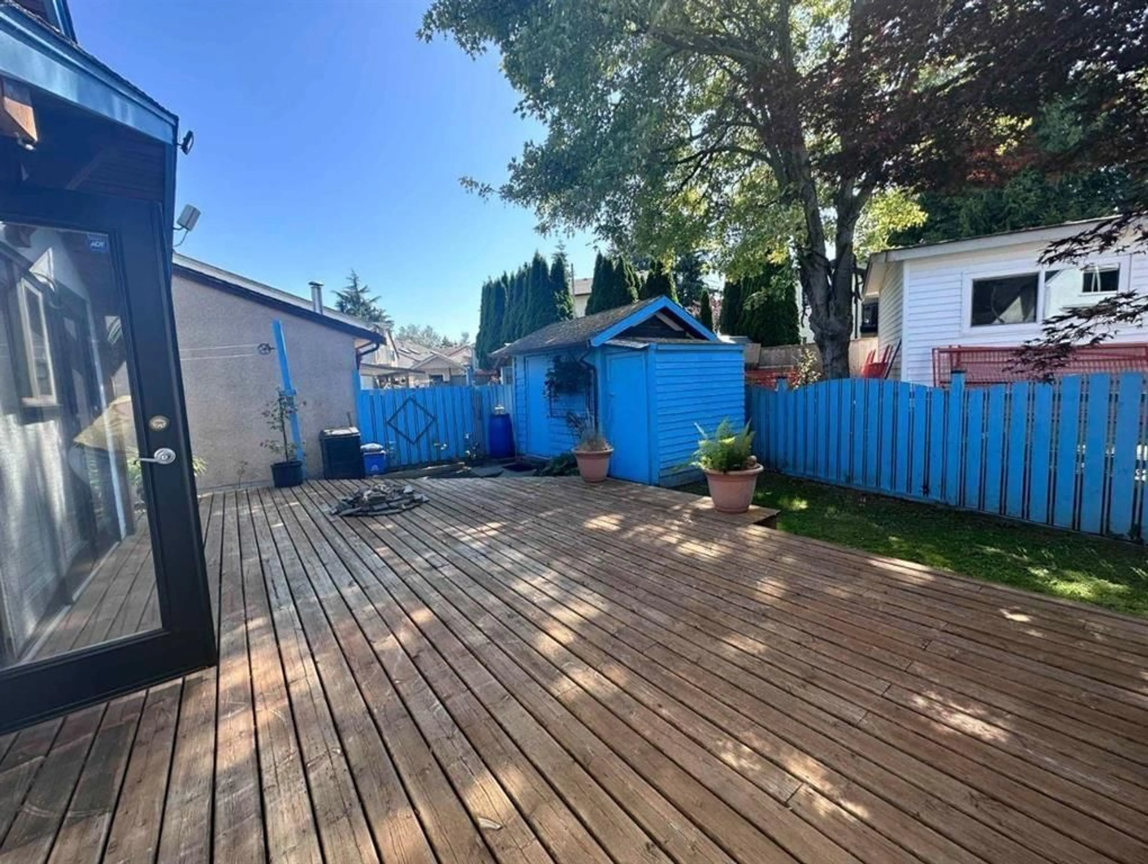 A pic from outside/outdoor area/front of a property/back of a property/a pic from drone, street for 7269 129B, Surrey British Columbia V3W6Z7
