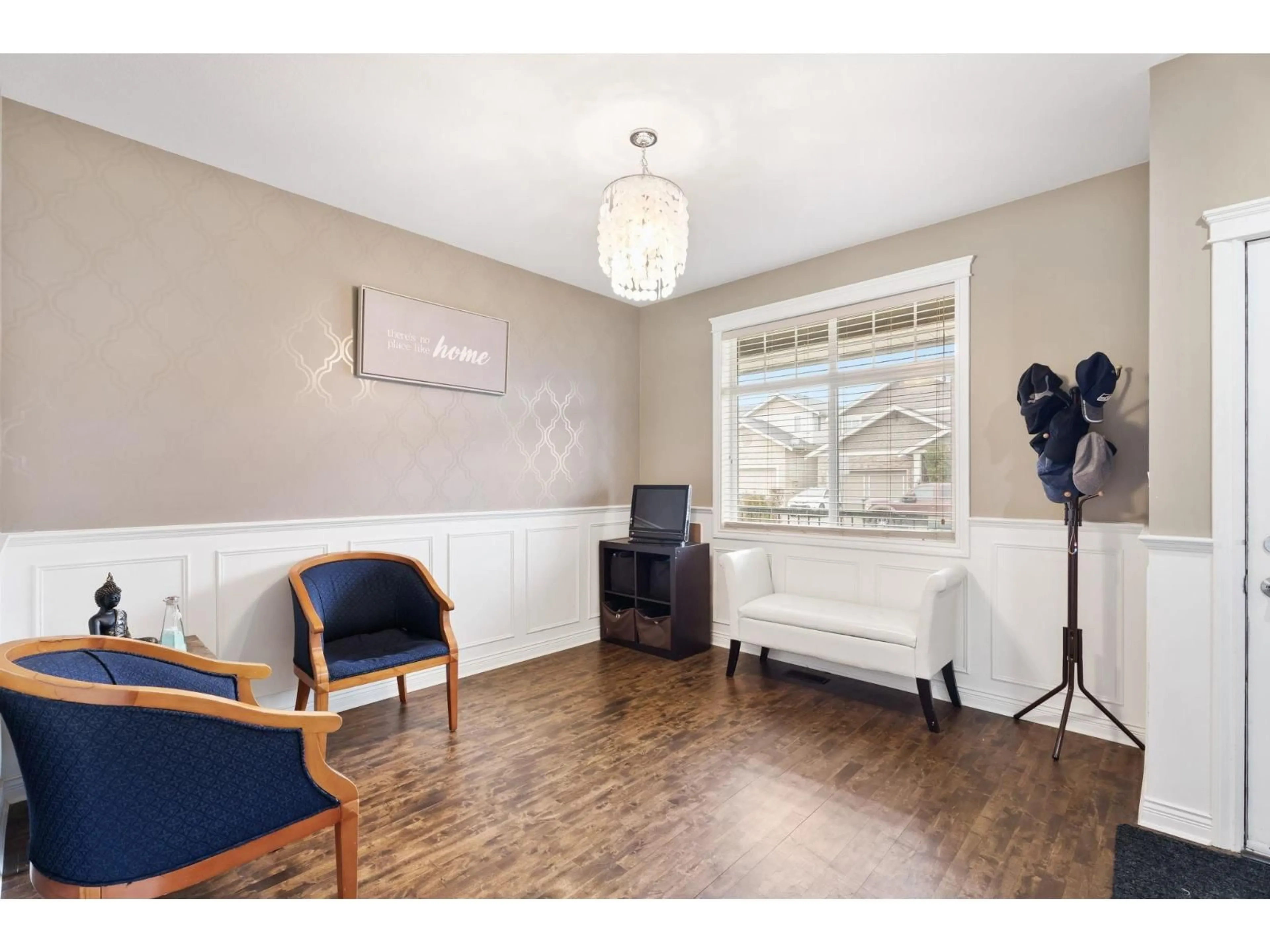 Living room with furniture, wood/laminate floor for 34624 5, Abbotsford British Columbia V2S8E4