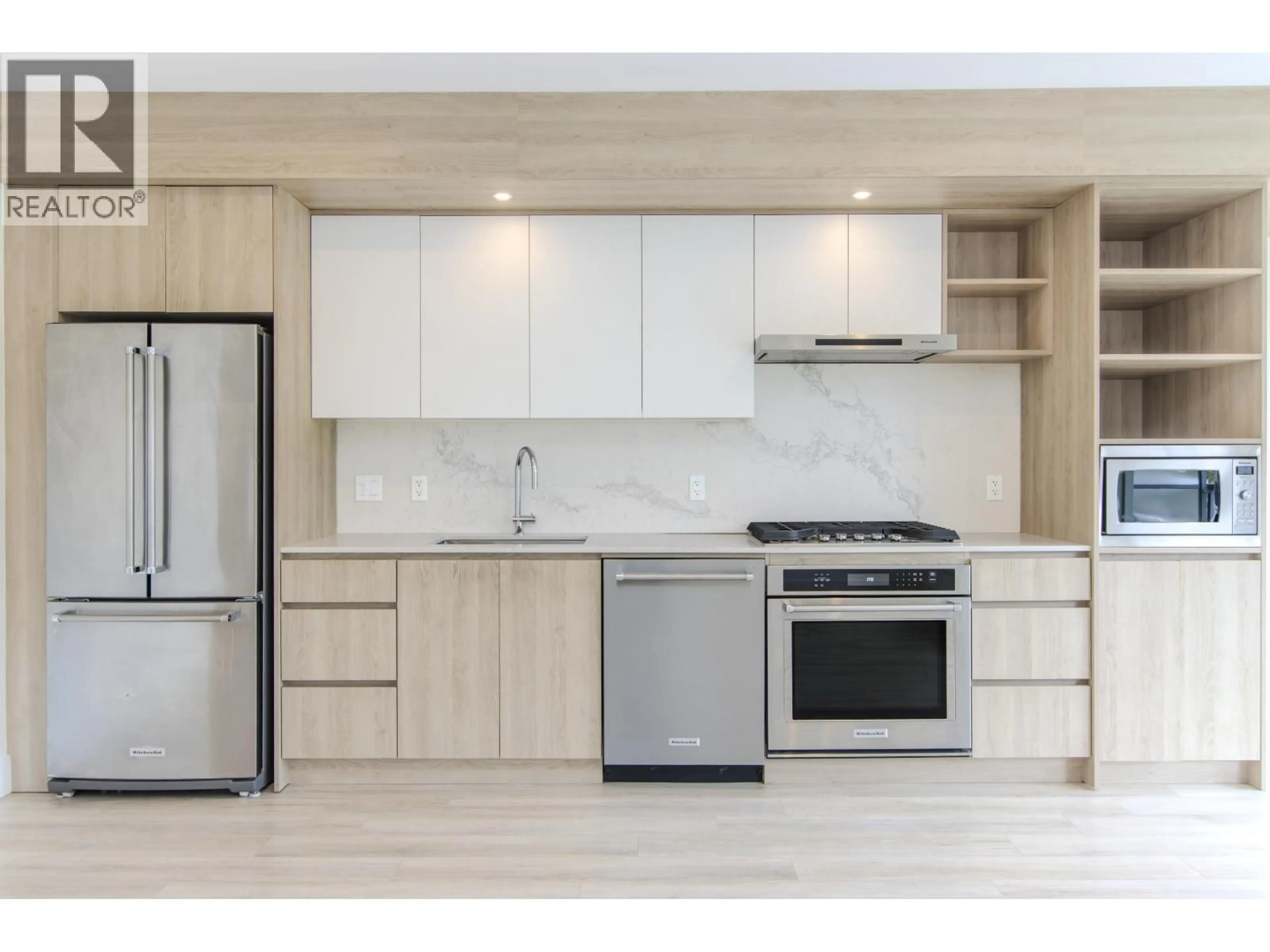 Open concept kitchen, wood/laminate floor for 626 - 38362 BUCKLEY AVENUE, Squamish British Columbia V8B0J8