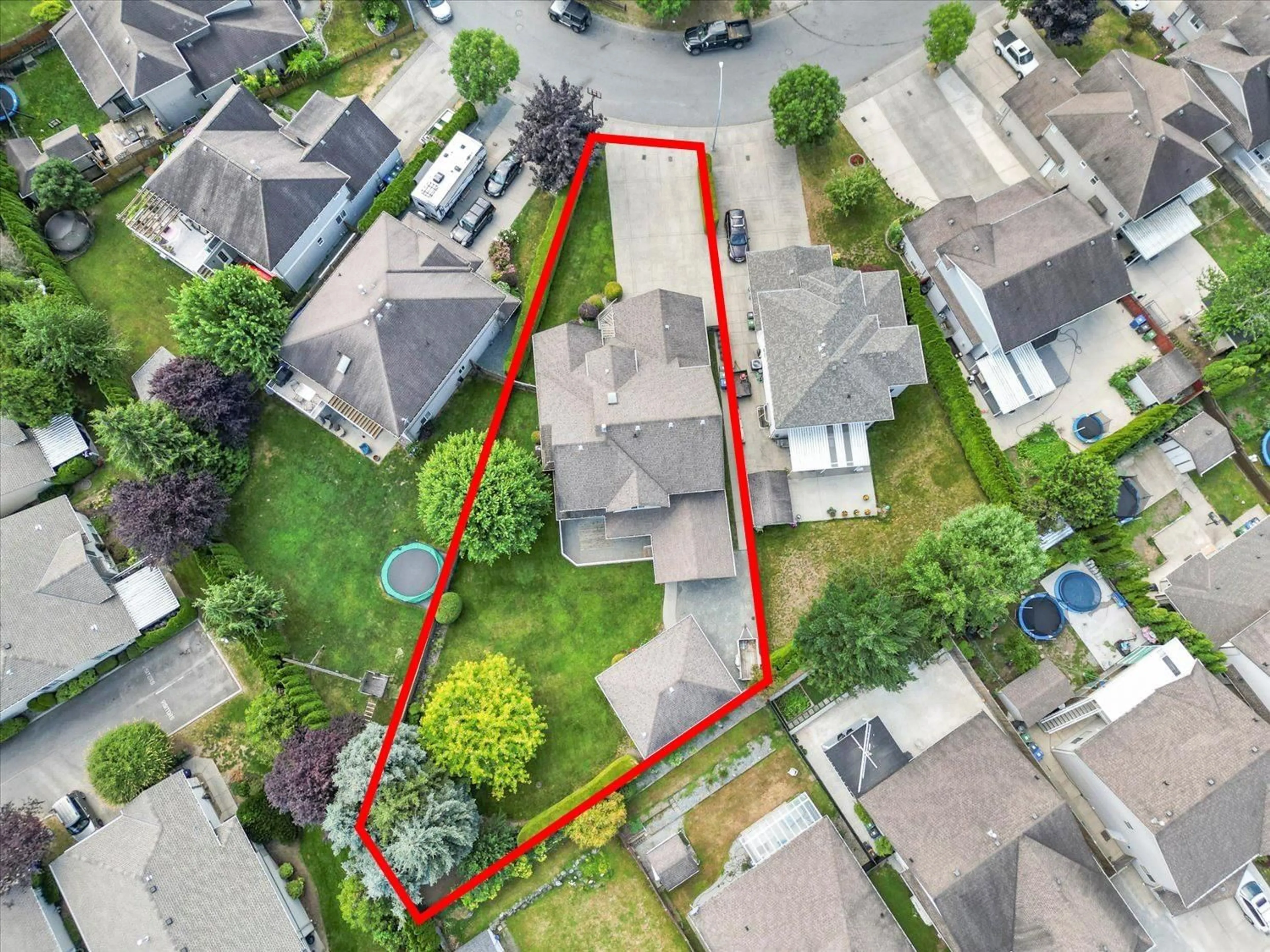 A pic from outside/outdoor area/front of a property/back of a property/a pic from drone, street for 30687 STEELHEAD COURT, Abbotsford British Columbia V2T6V1