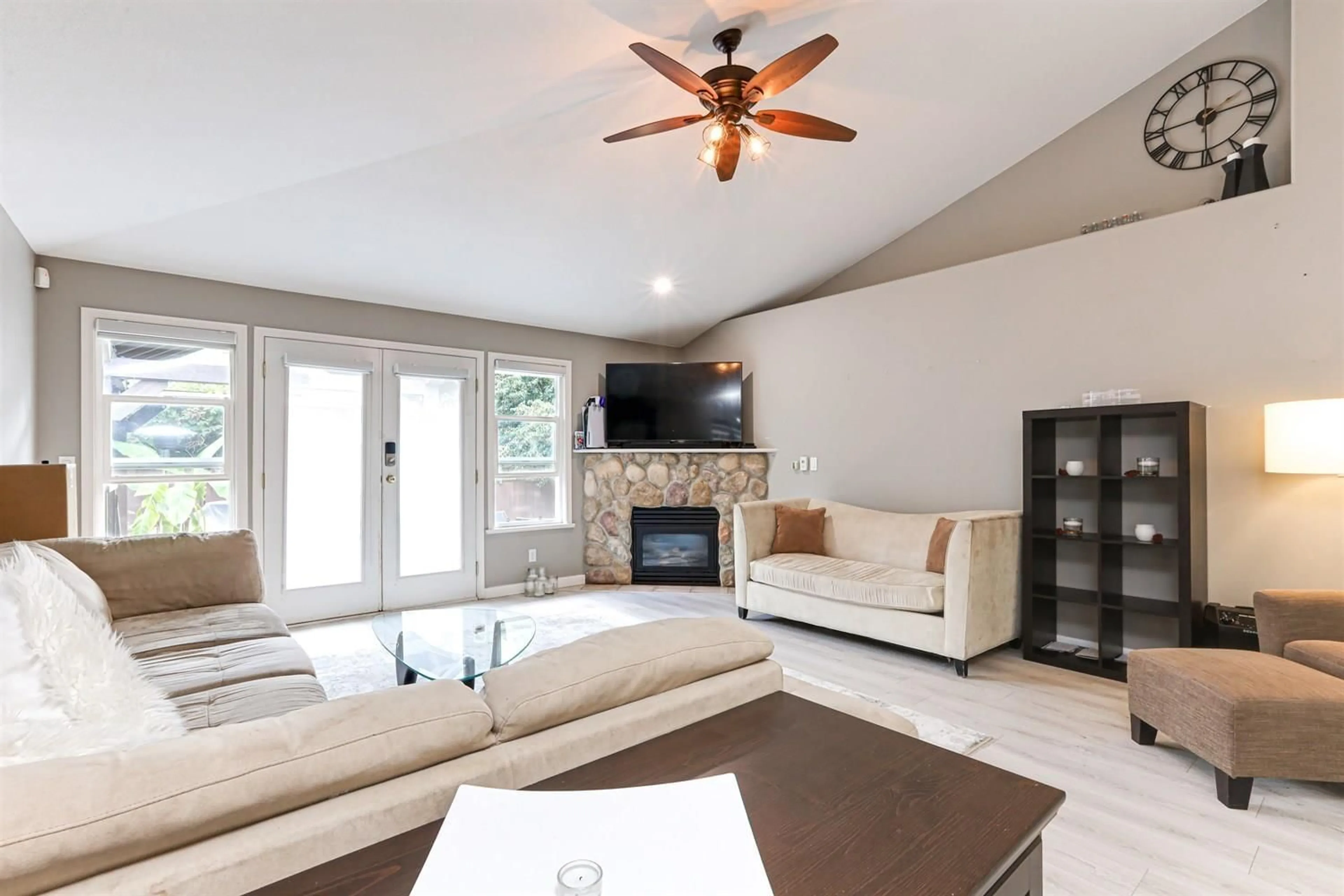 Living room with furniture, unknown for 18260 69, Surrey British Columbia V3S9H5