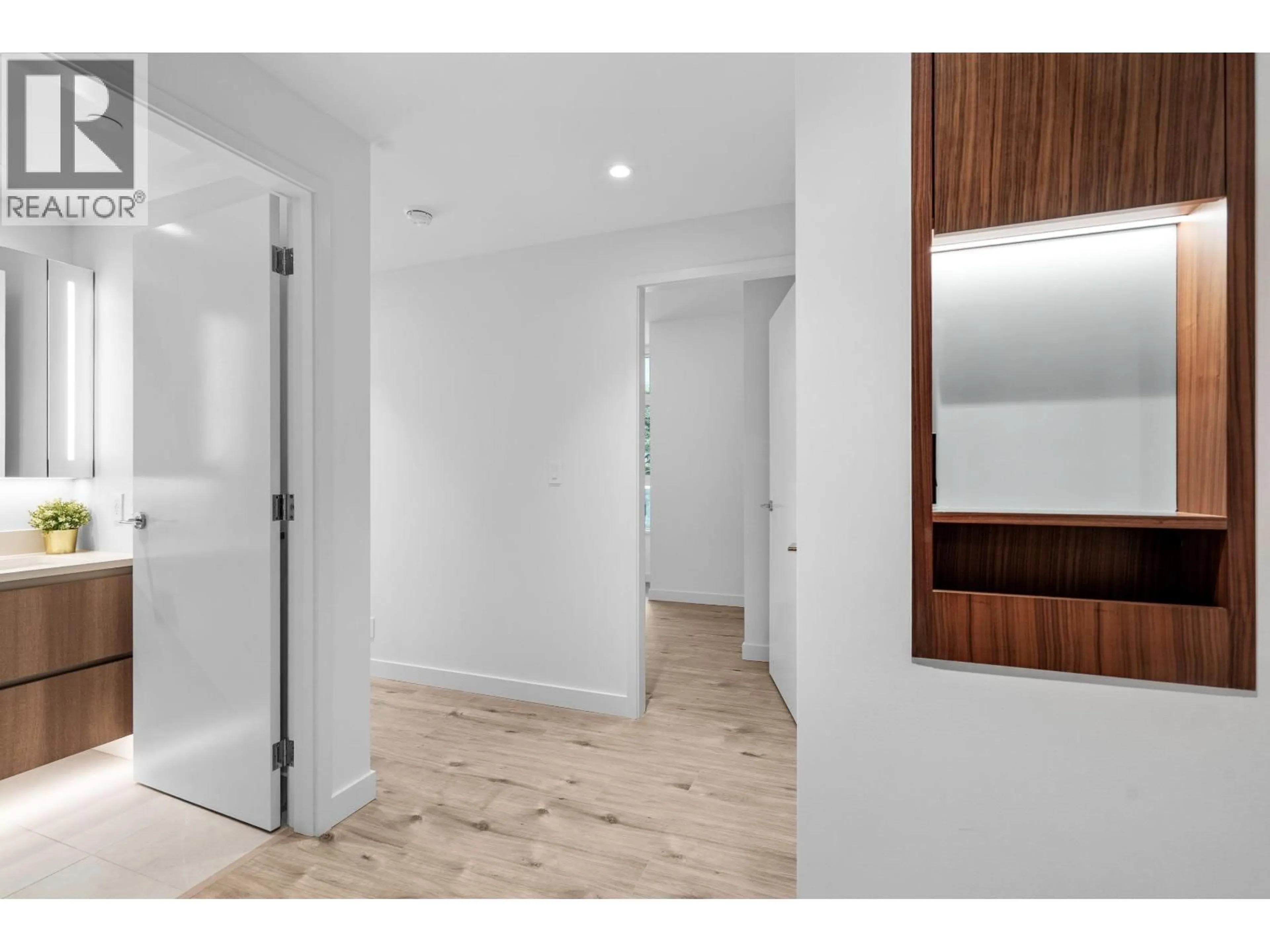 Indoor entryway for 302 - 720 FARROW STREET, Coquitlam British Columbia V3J0P3