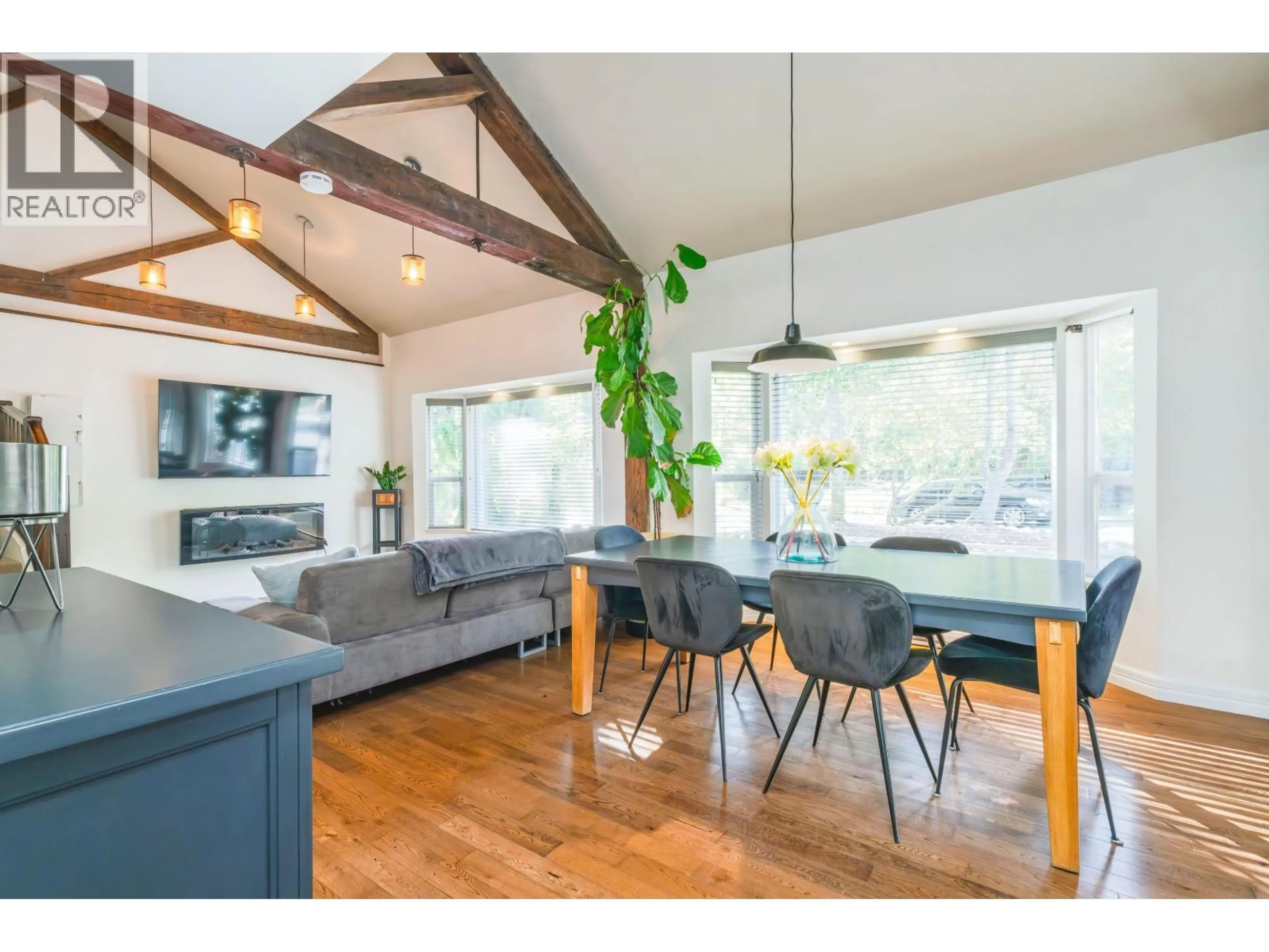Open concept kitchen, wood/laminate floor for 26651 CUNNINGHAM AVENUE, Maple Ridge British Columbia V2W1M8