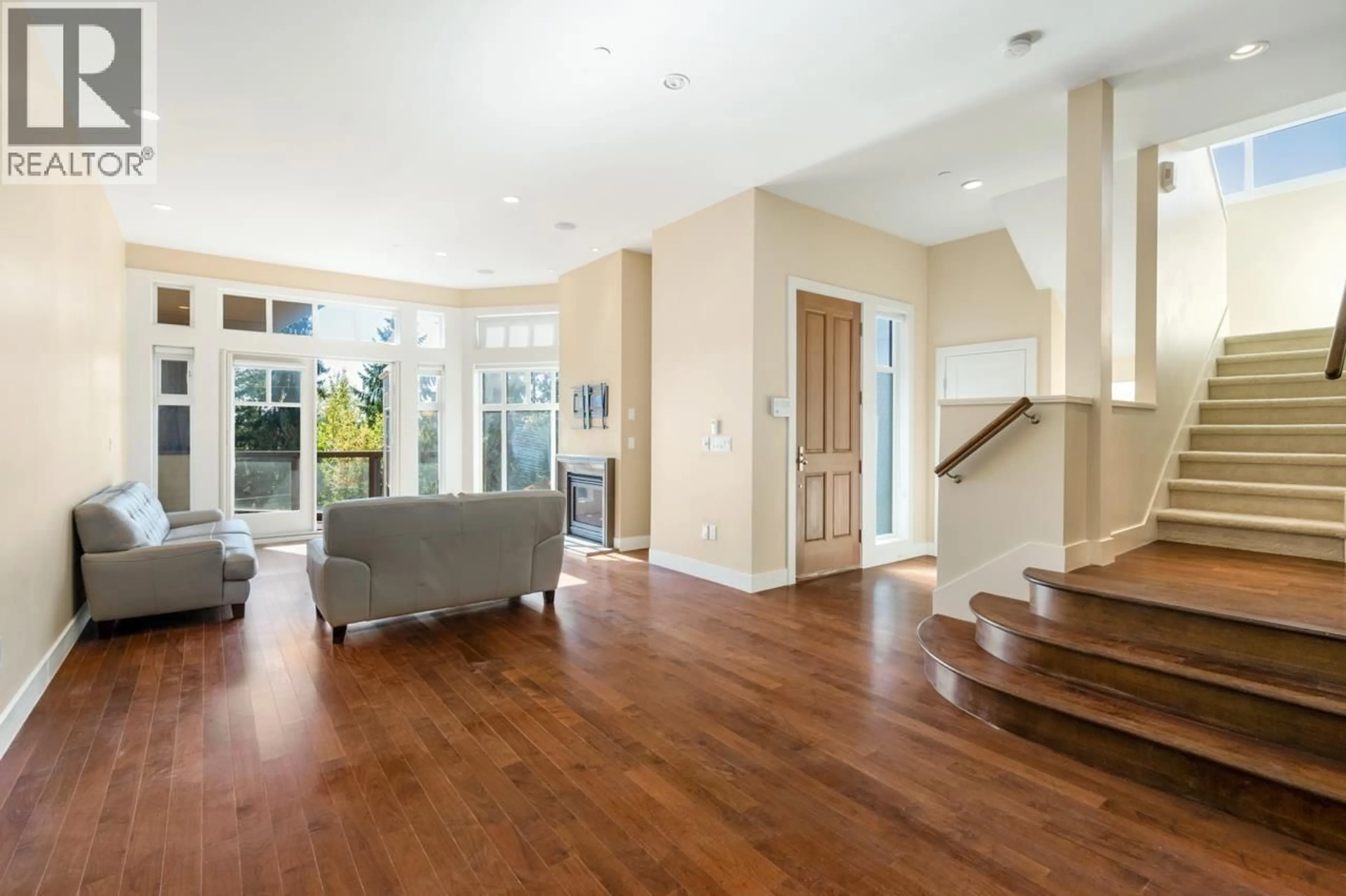 Indoor foyer for 1 - 2555 SKILIFT ROAD, West Vancouver British Columbia V7S3K1