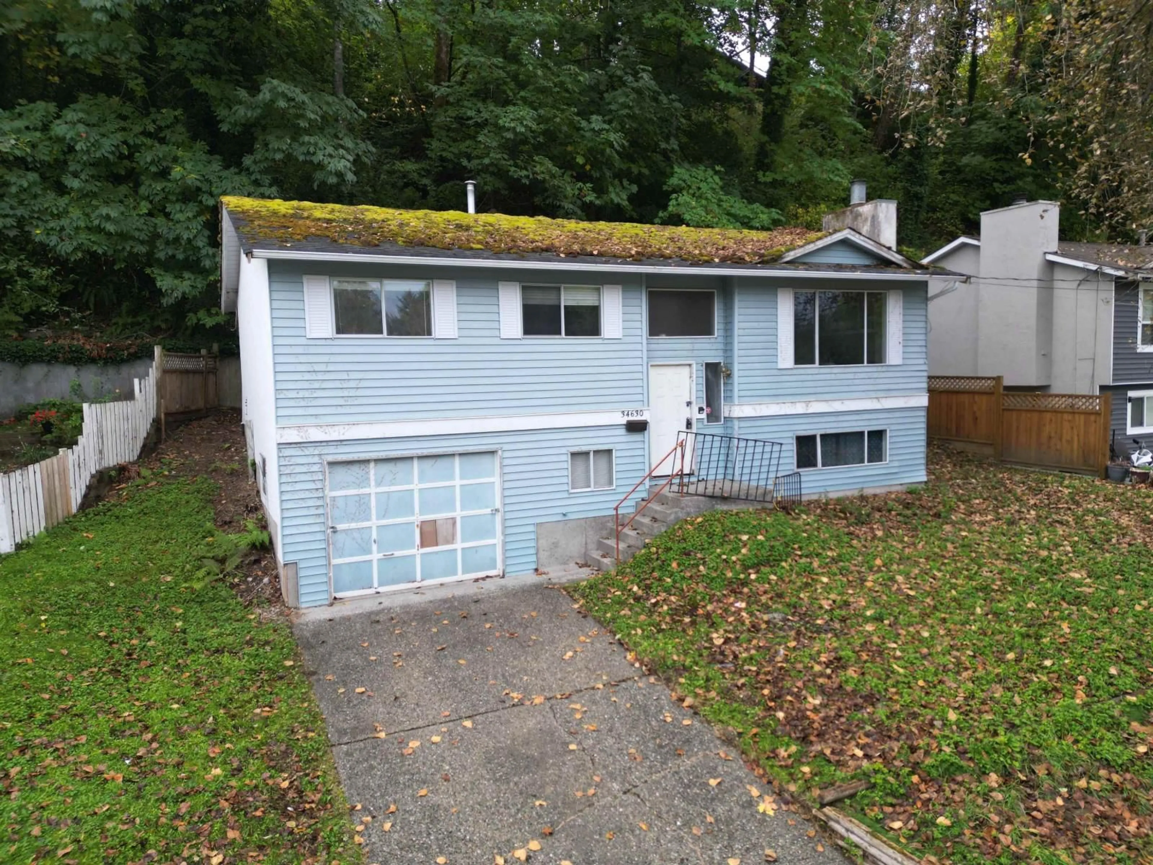 A pic from outside/outdoor area/front of a property/back of a property/a pic from drone, street for 34630 IMMEL, Abbotsford British Columbia V2S4T7