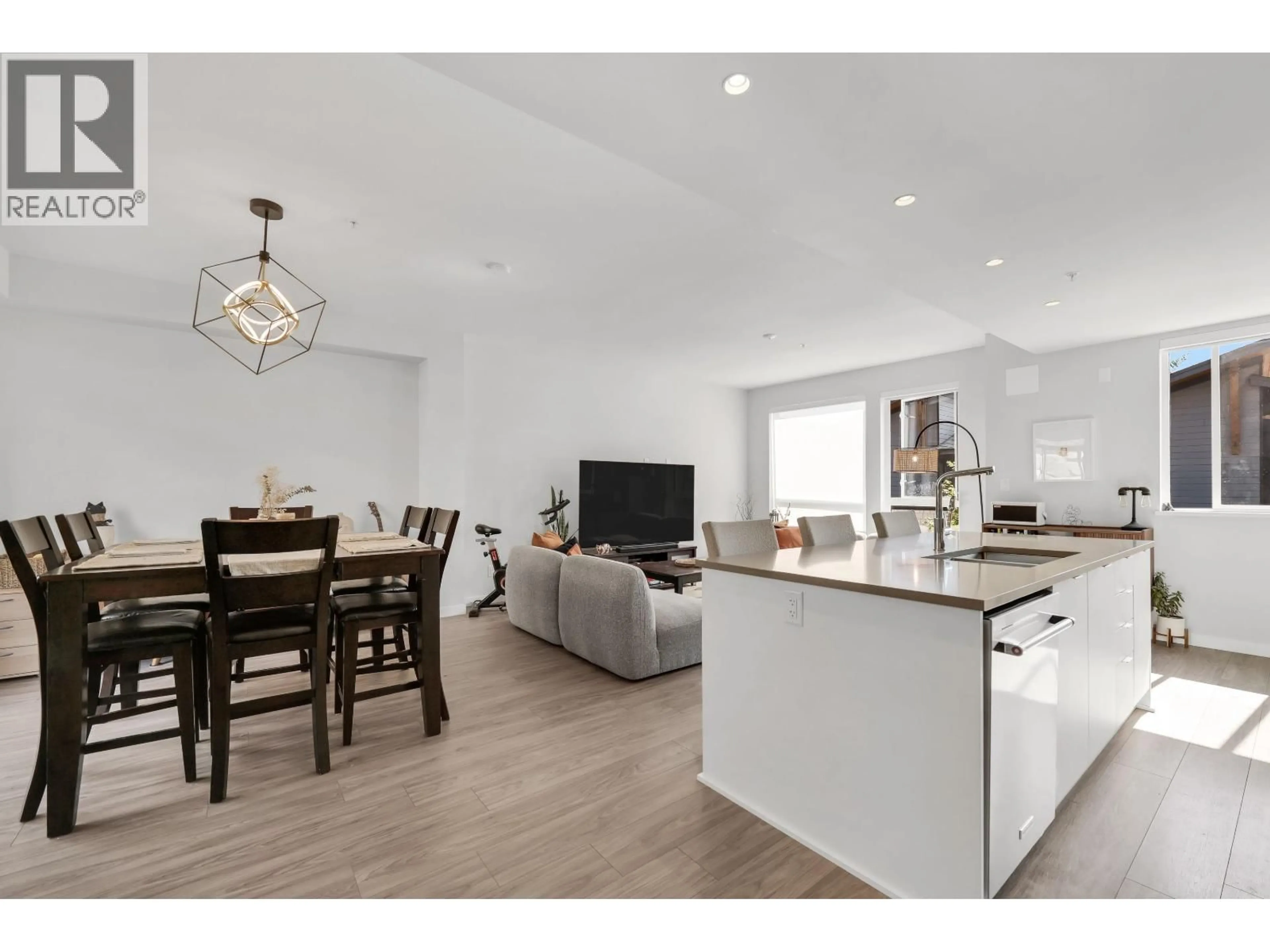 Open concept kitchen, wood/laminate floor for 41224 HIGHLINE PLACE, Squamish British Columbia V8B1C2